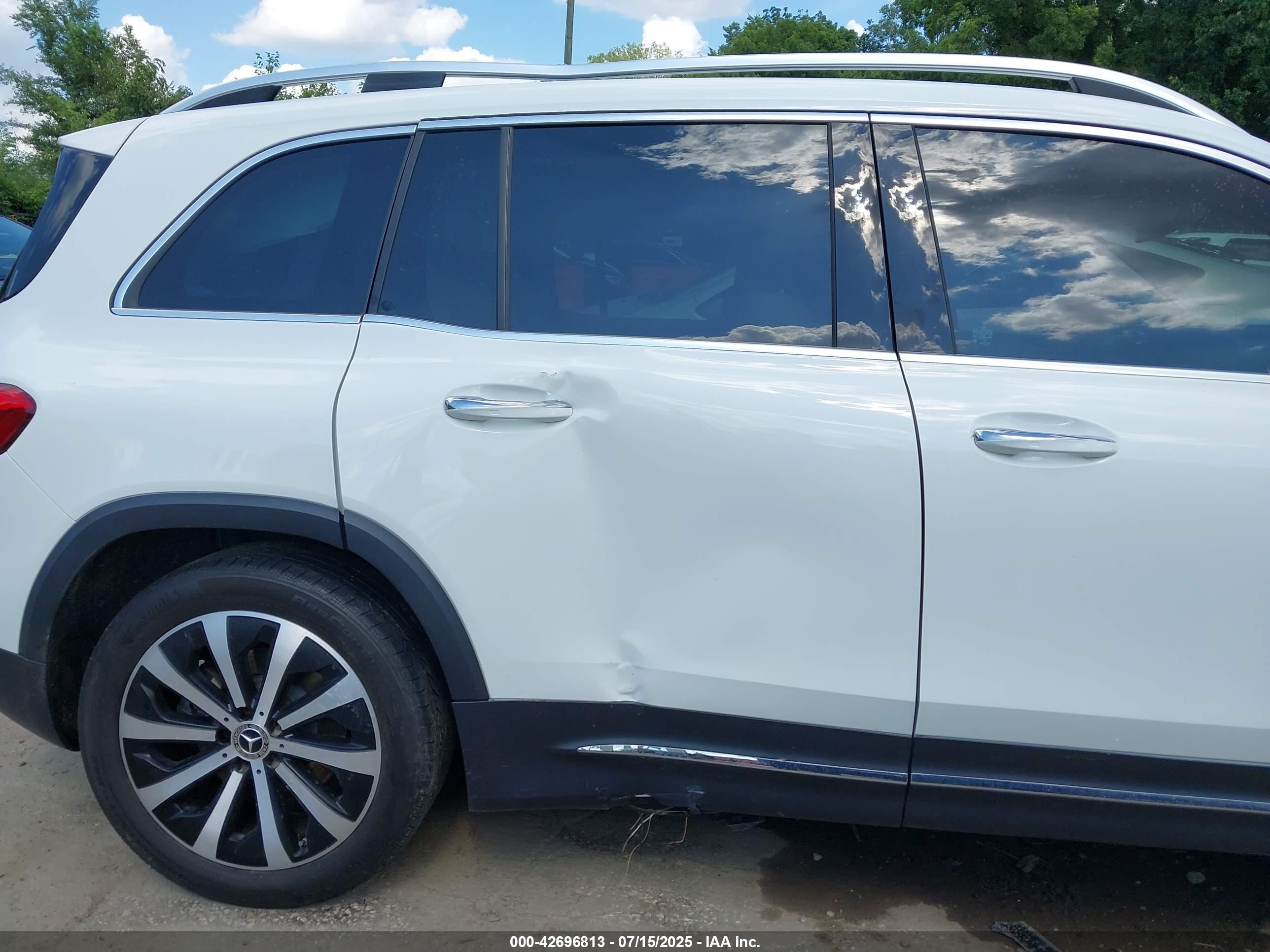 MERCEDES-BENZ GLB image 6