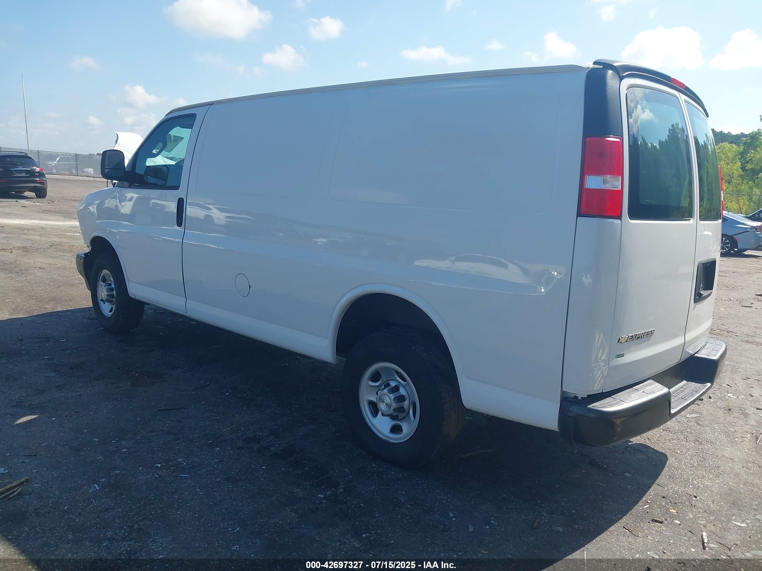 CHEVROLET EXPRESS image 3