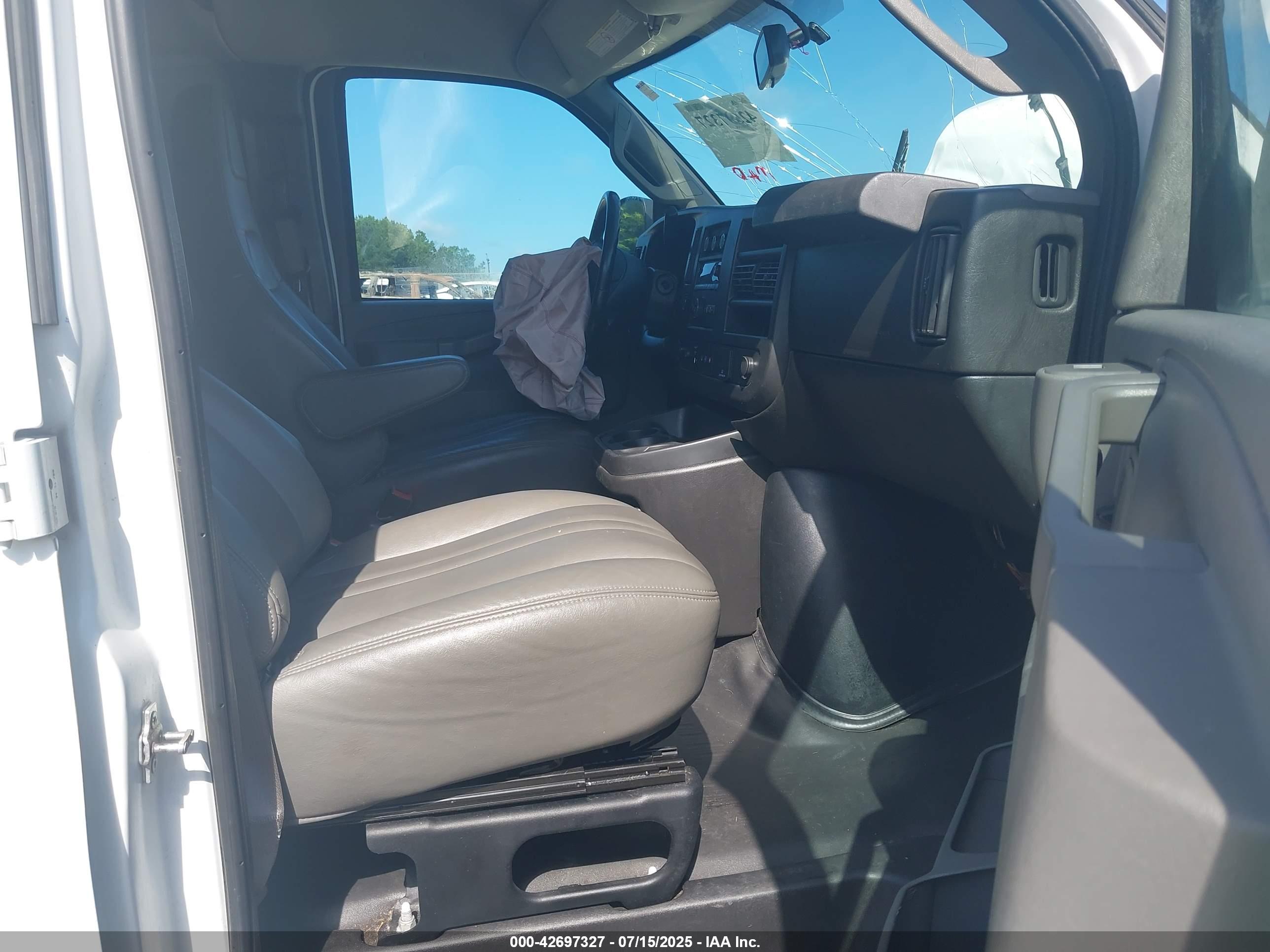 CHEVROLET EXPRESS image 5