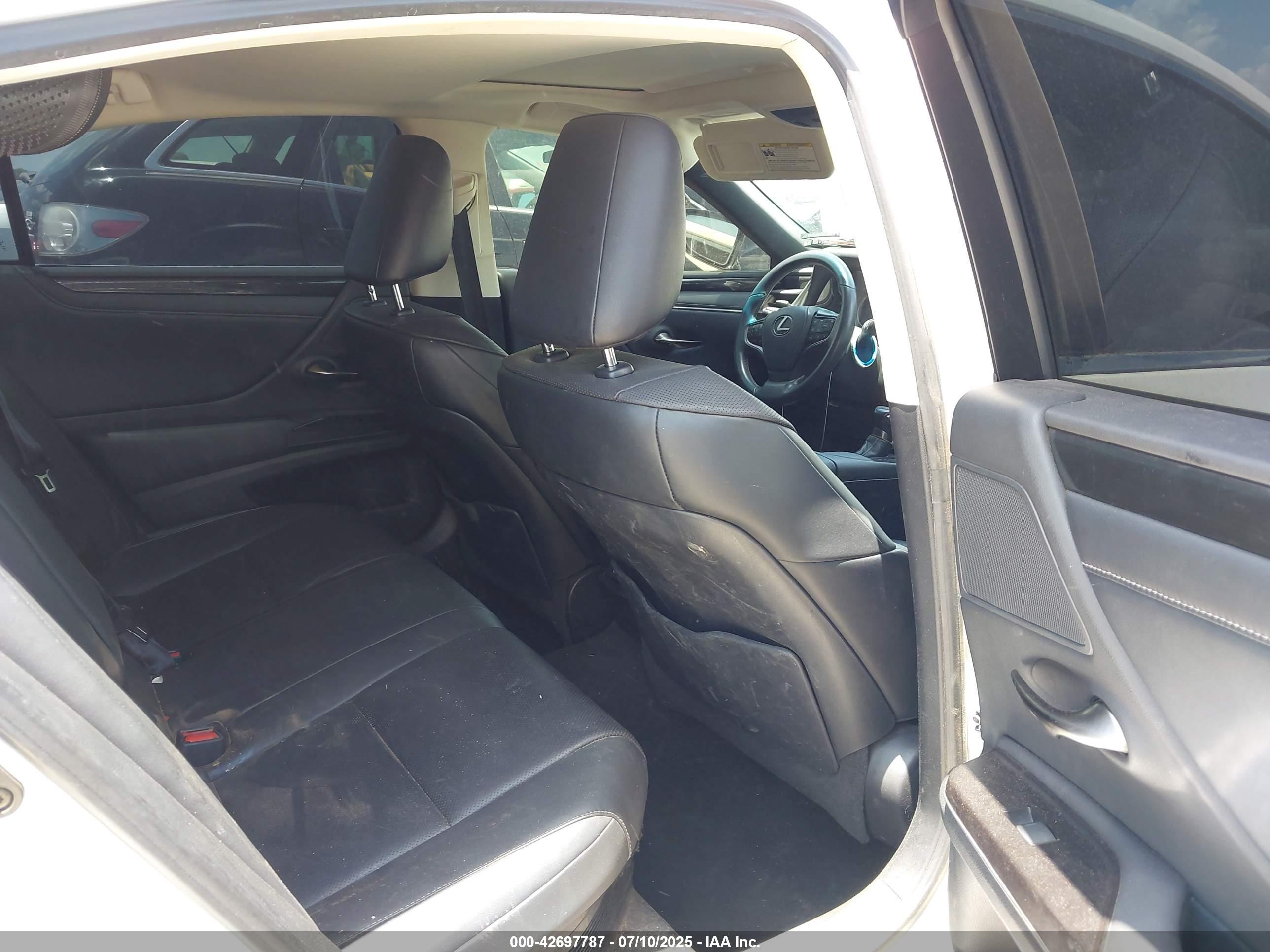 LEXUS ES image 8