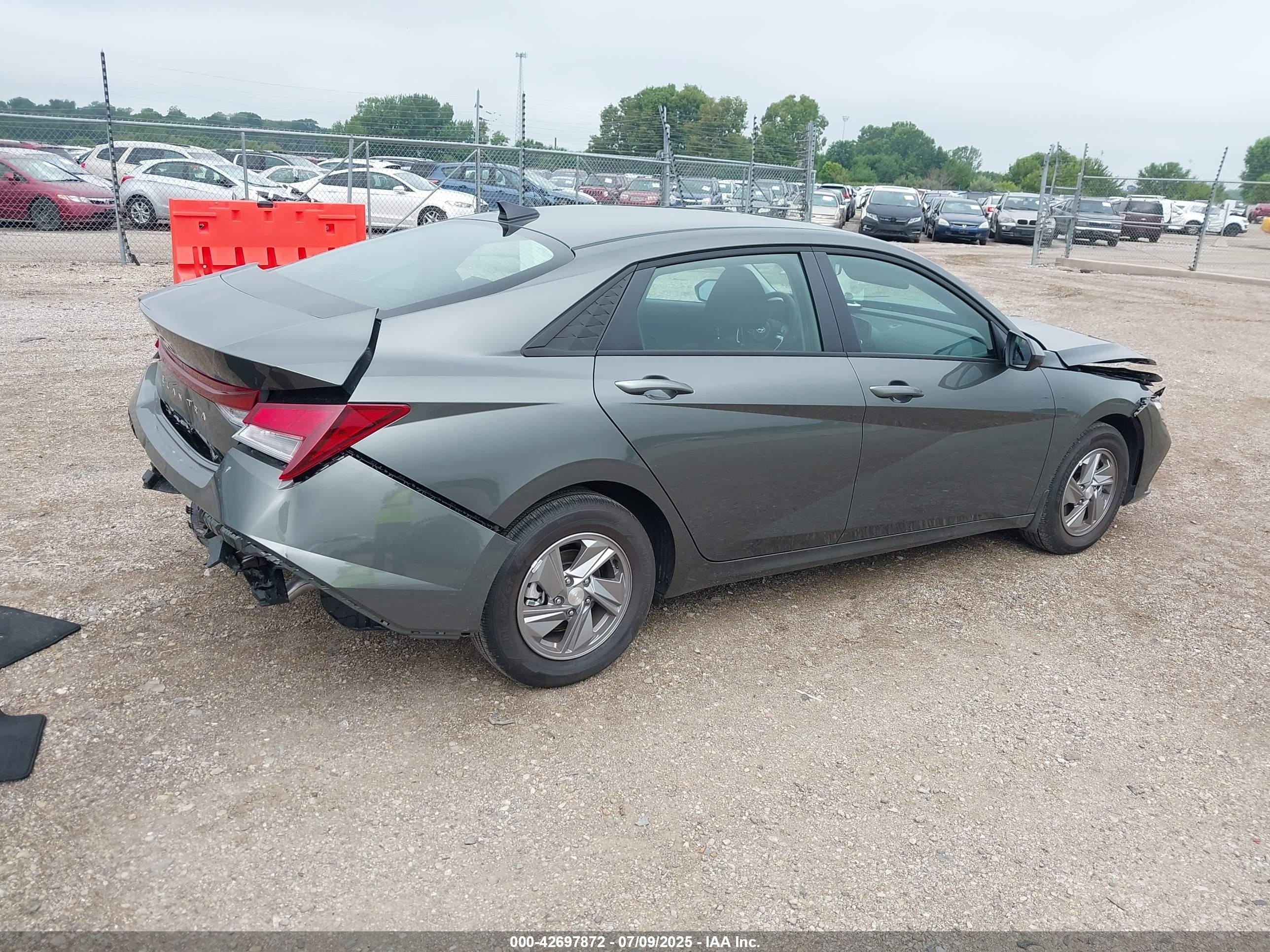 HYUNDAI ELANTRA image 4
