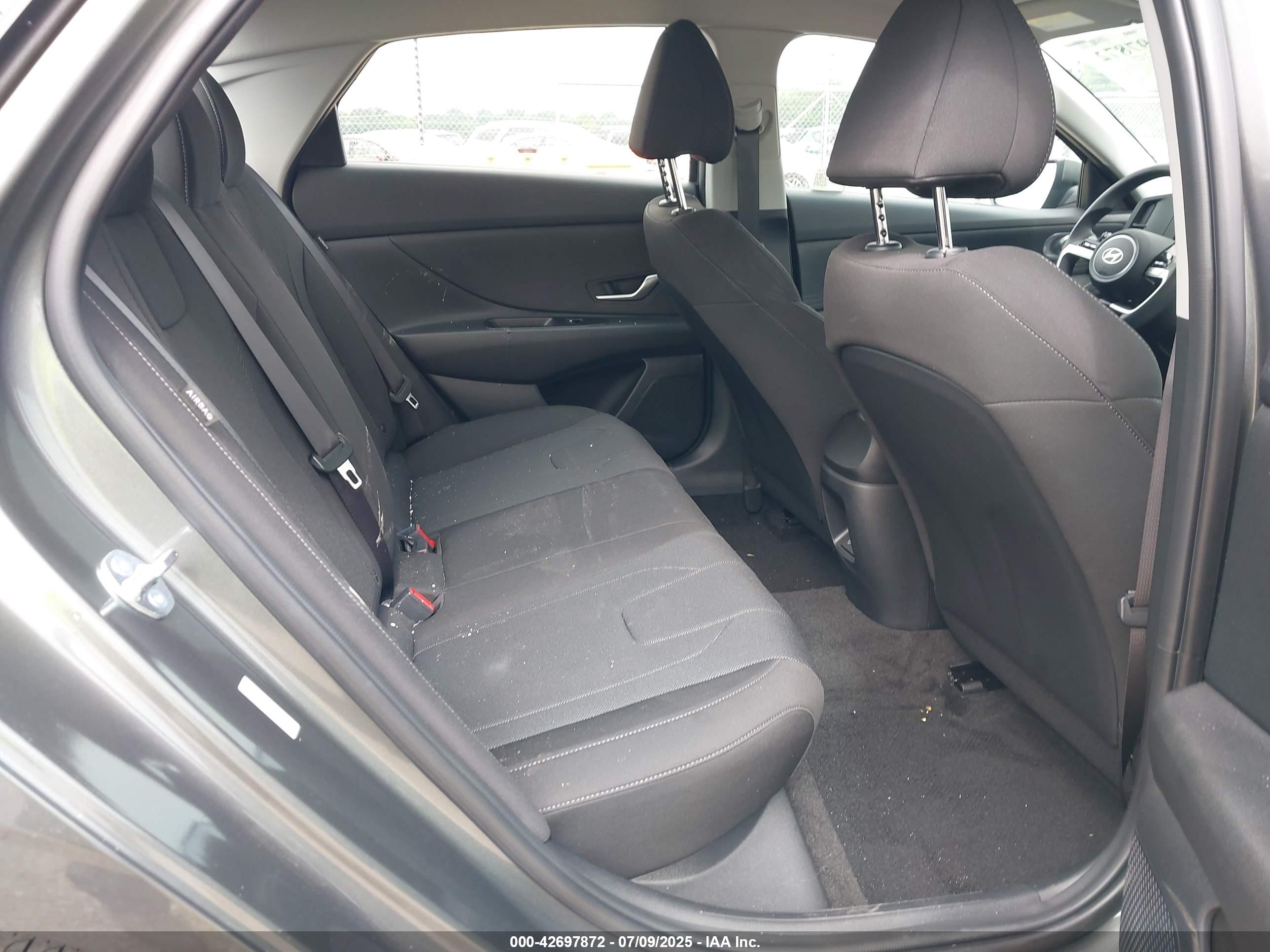 HYUNDAI ELANTRA image 8