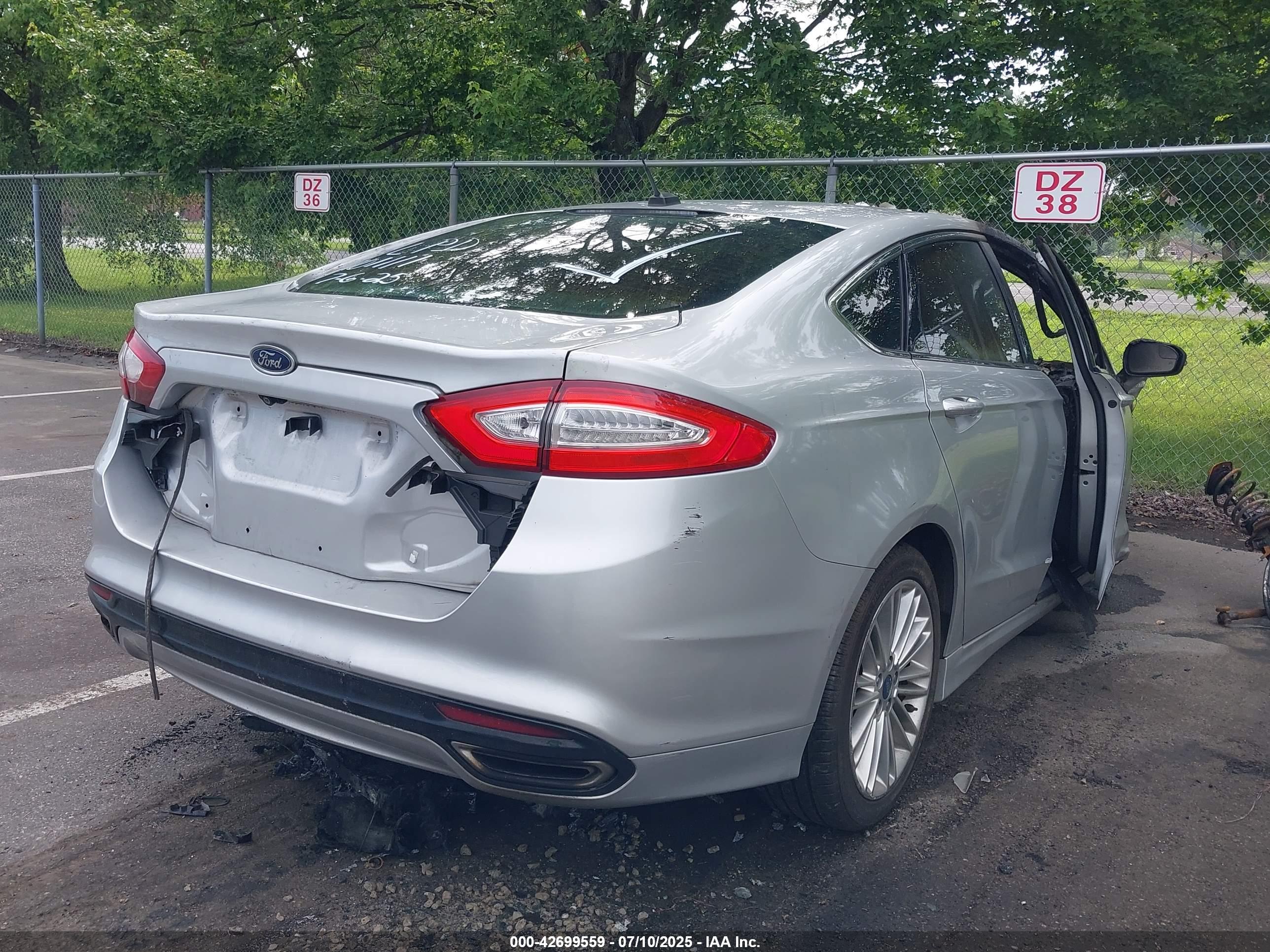 FORD FUSION image 4