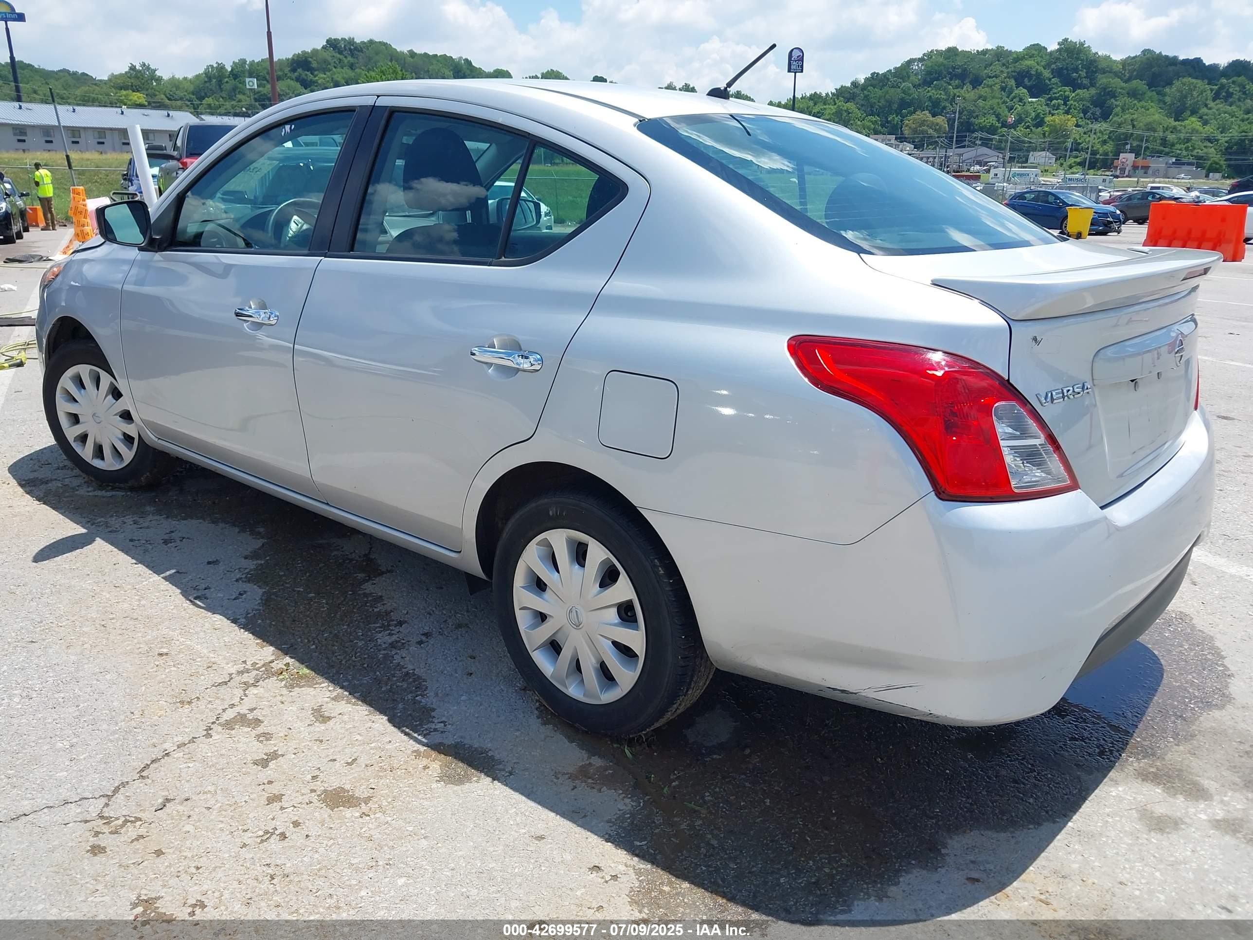 NISSAN VERSA image 3