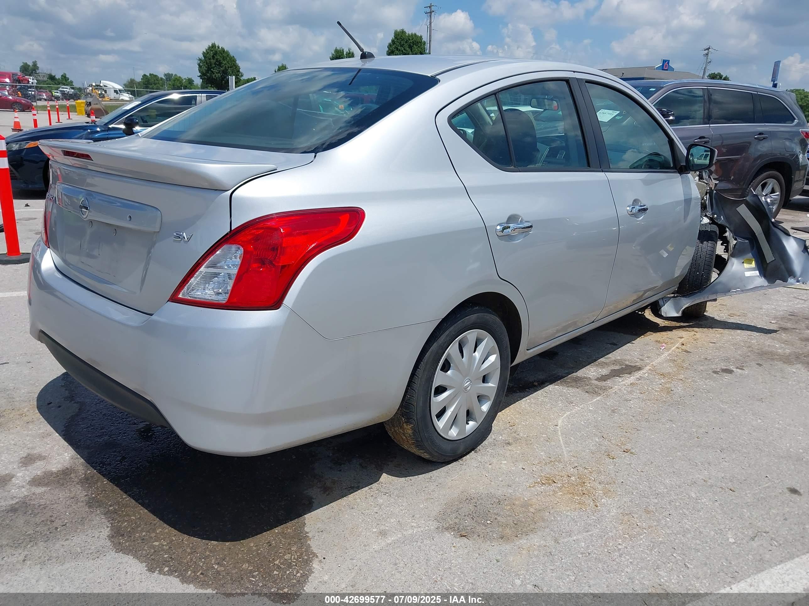 NISSAN VERSA image 4