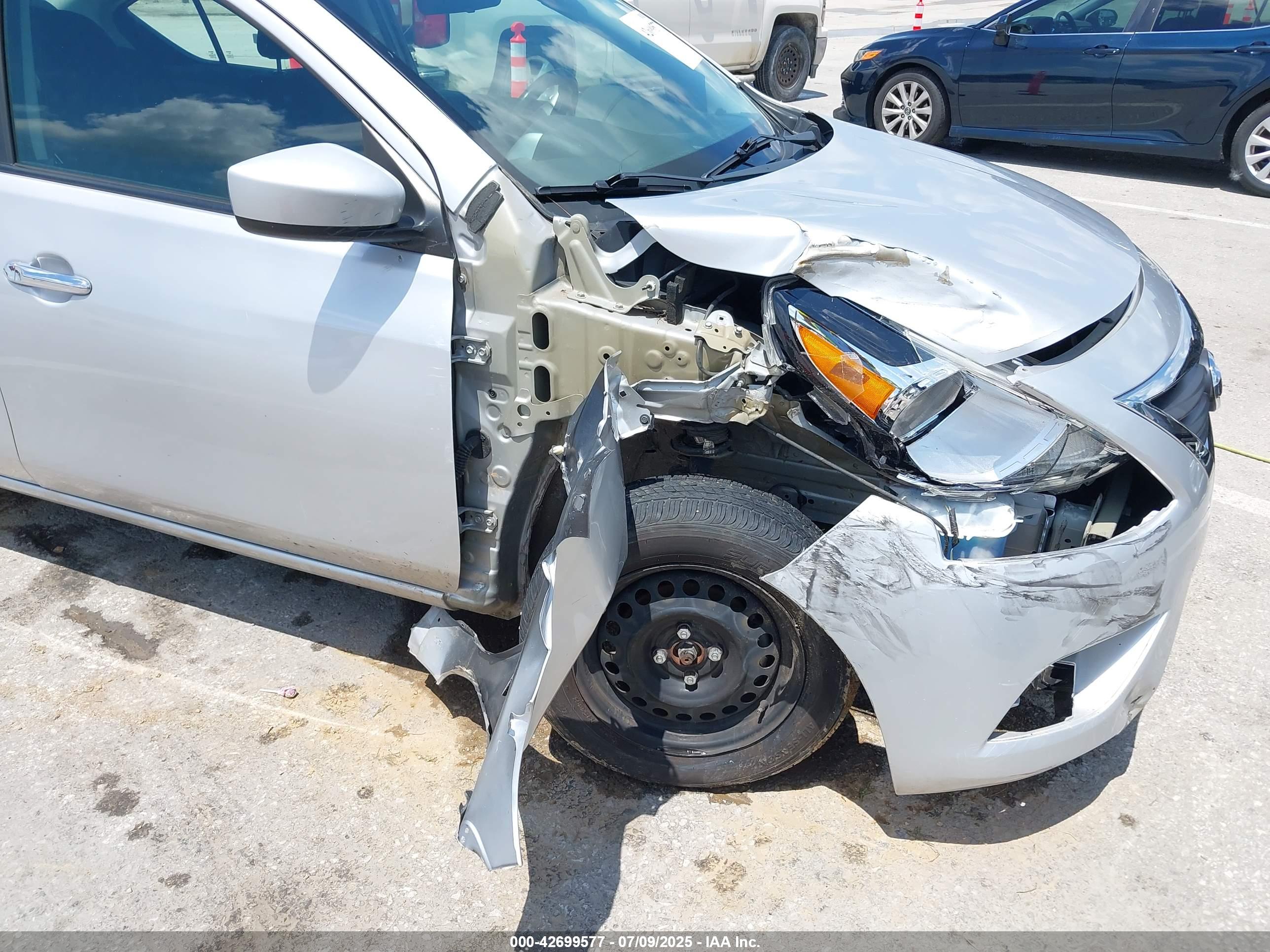 NISSAN VERSA image 6