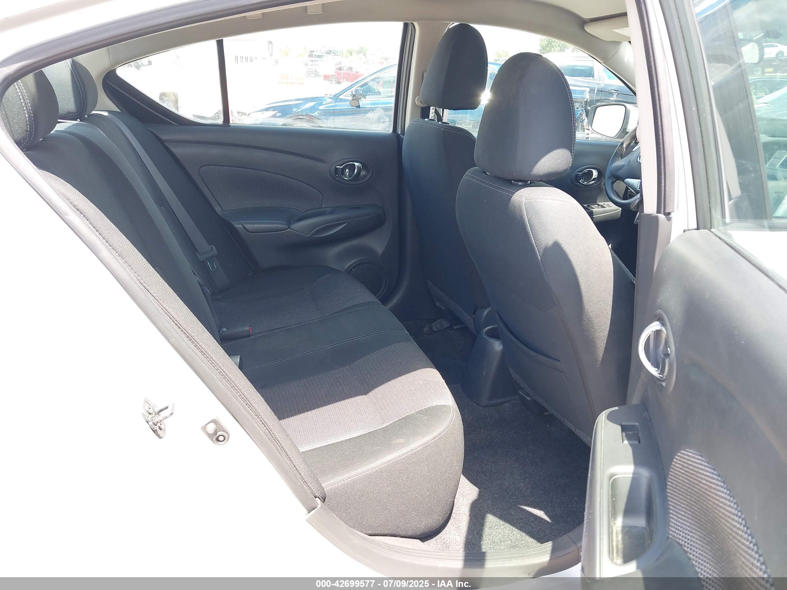 NISSAN VERSA image 8