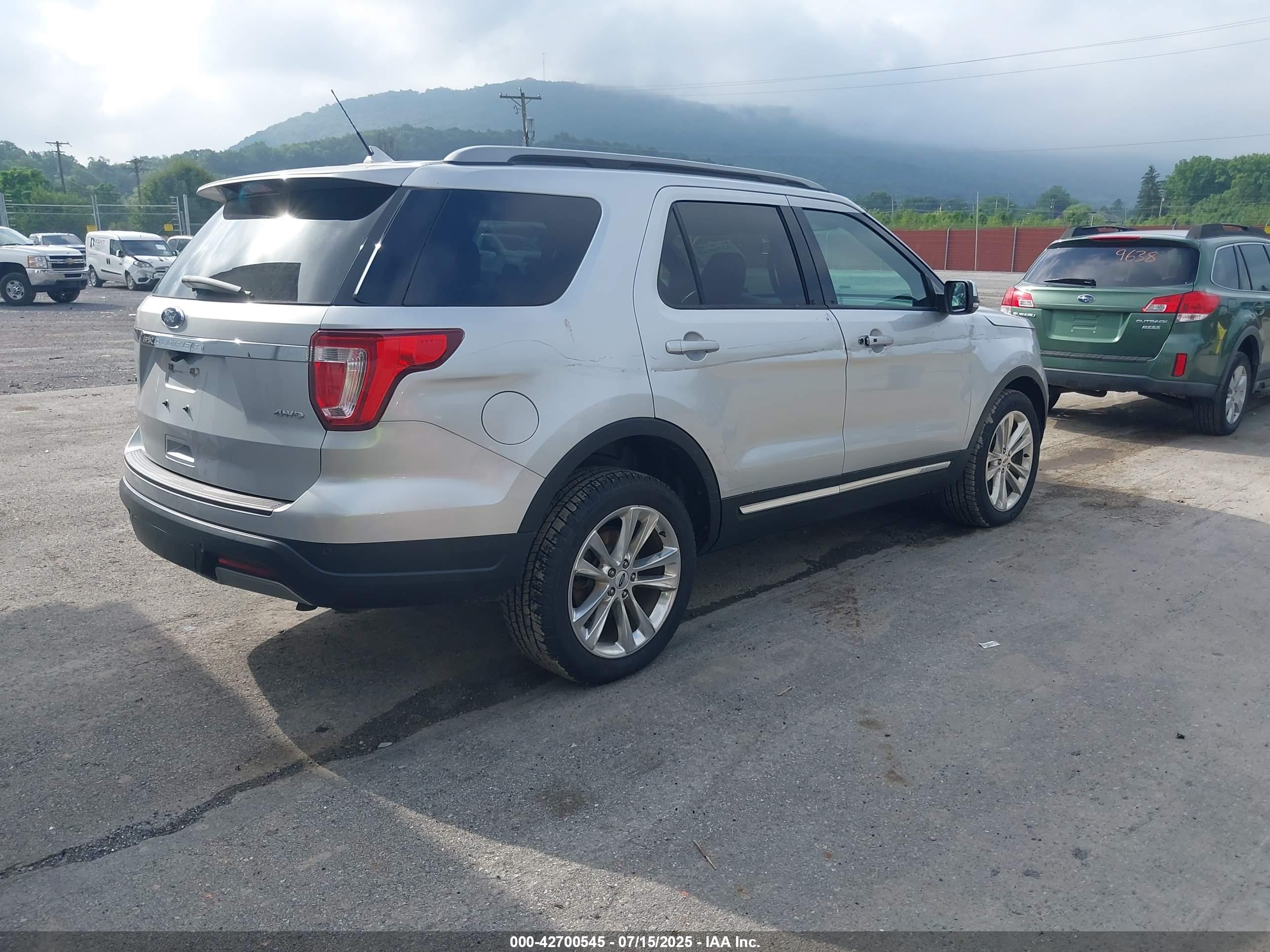 FORD EXPLORER image 4