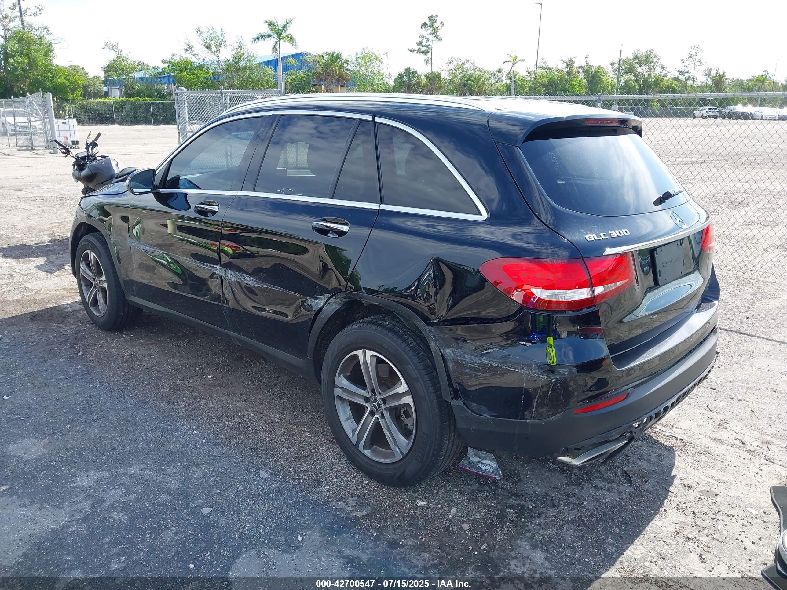 MERCEDES-BENZ GLC image 3
