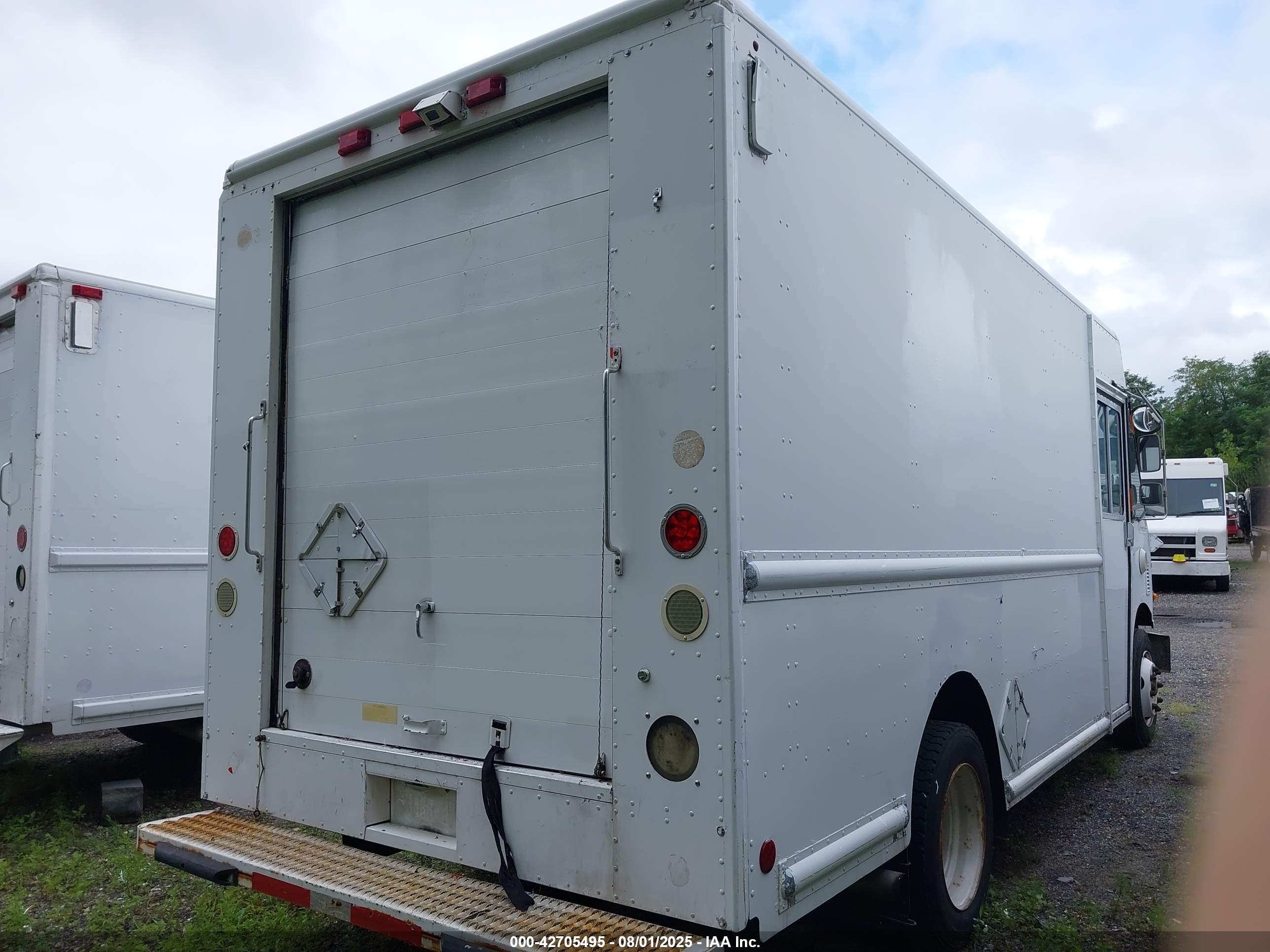 FREIGHTLINER CHASSIS image 4