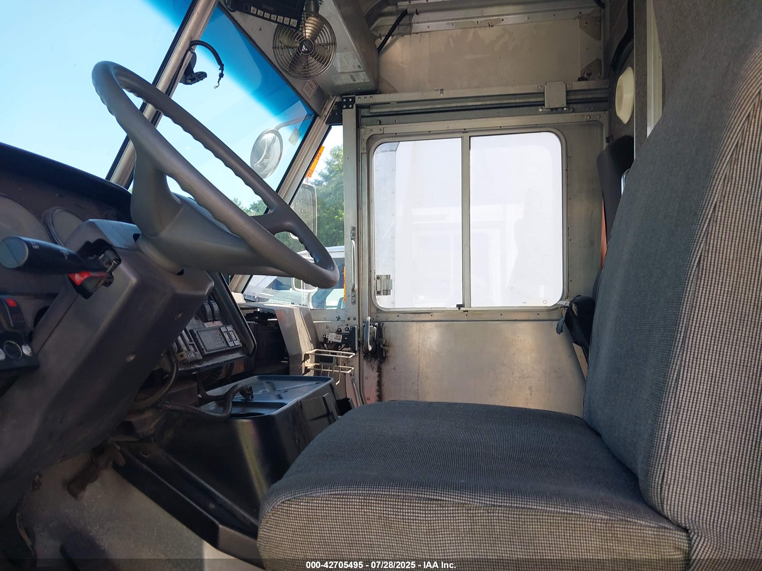FREIGHTLINER CHASSIS image 7