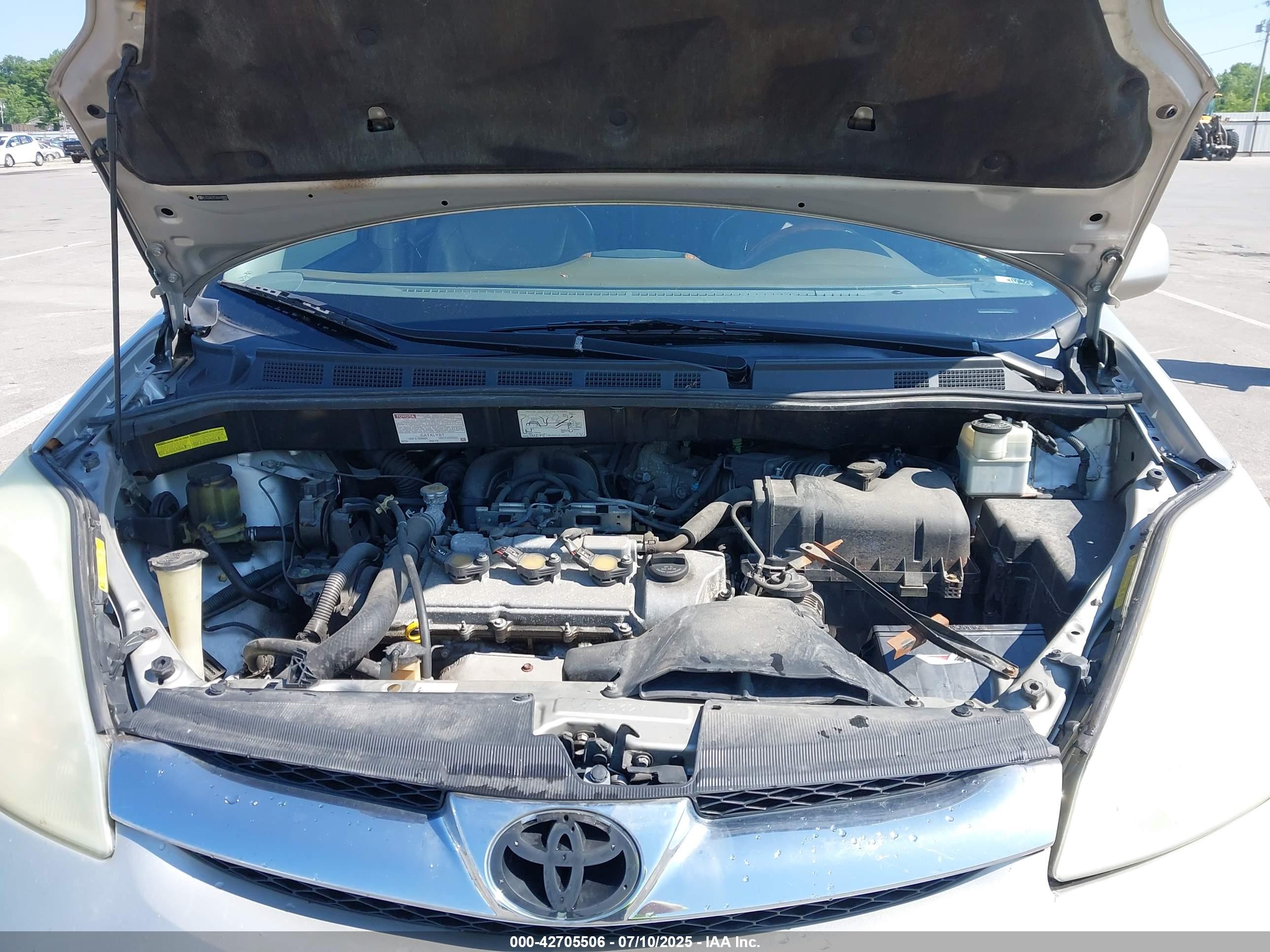 TOYOTA SIENNA image 10