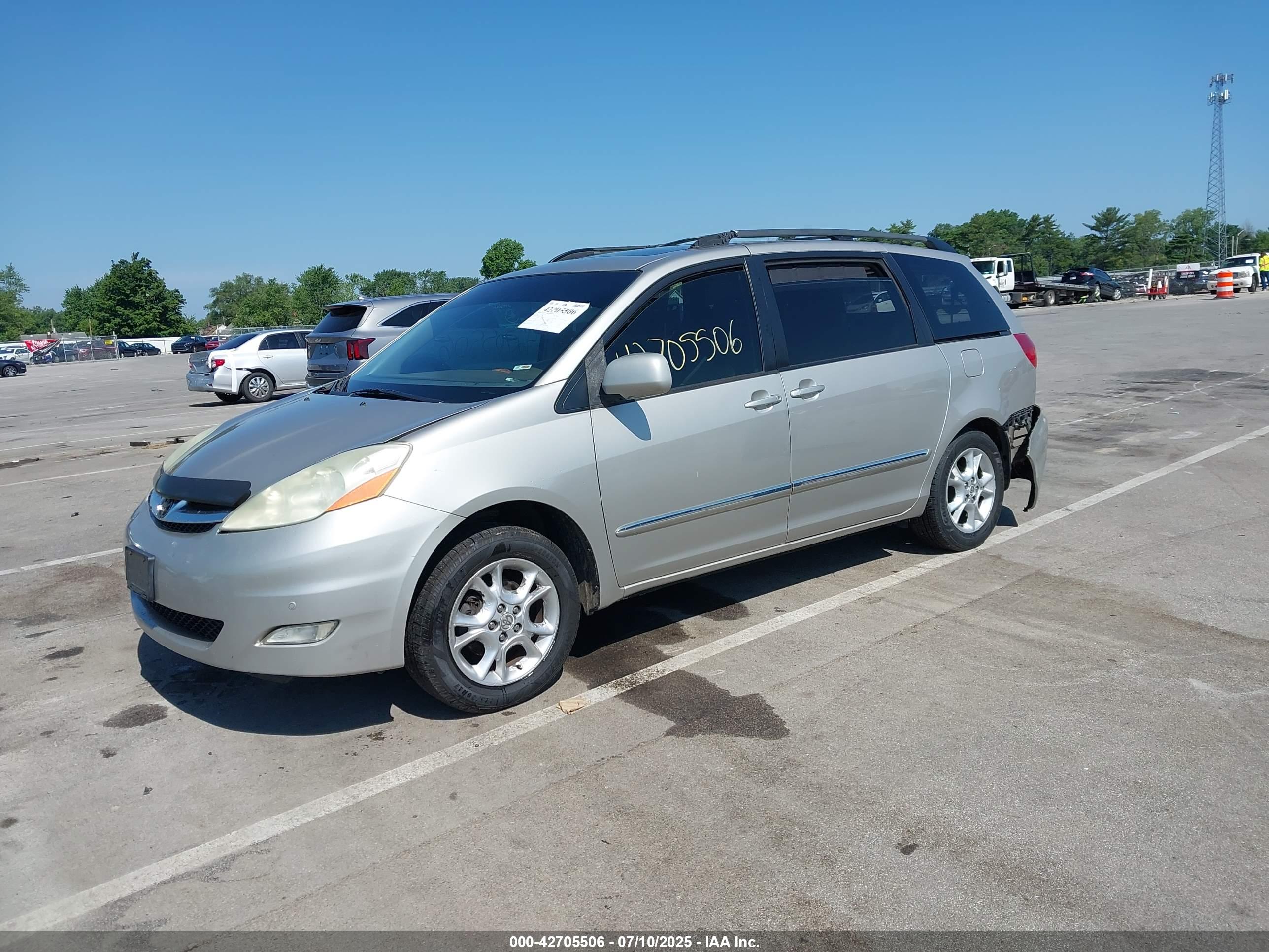 TOYOTA SIENNA image 2