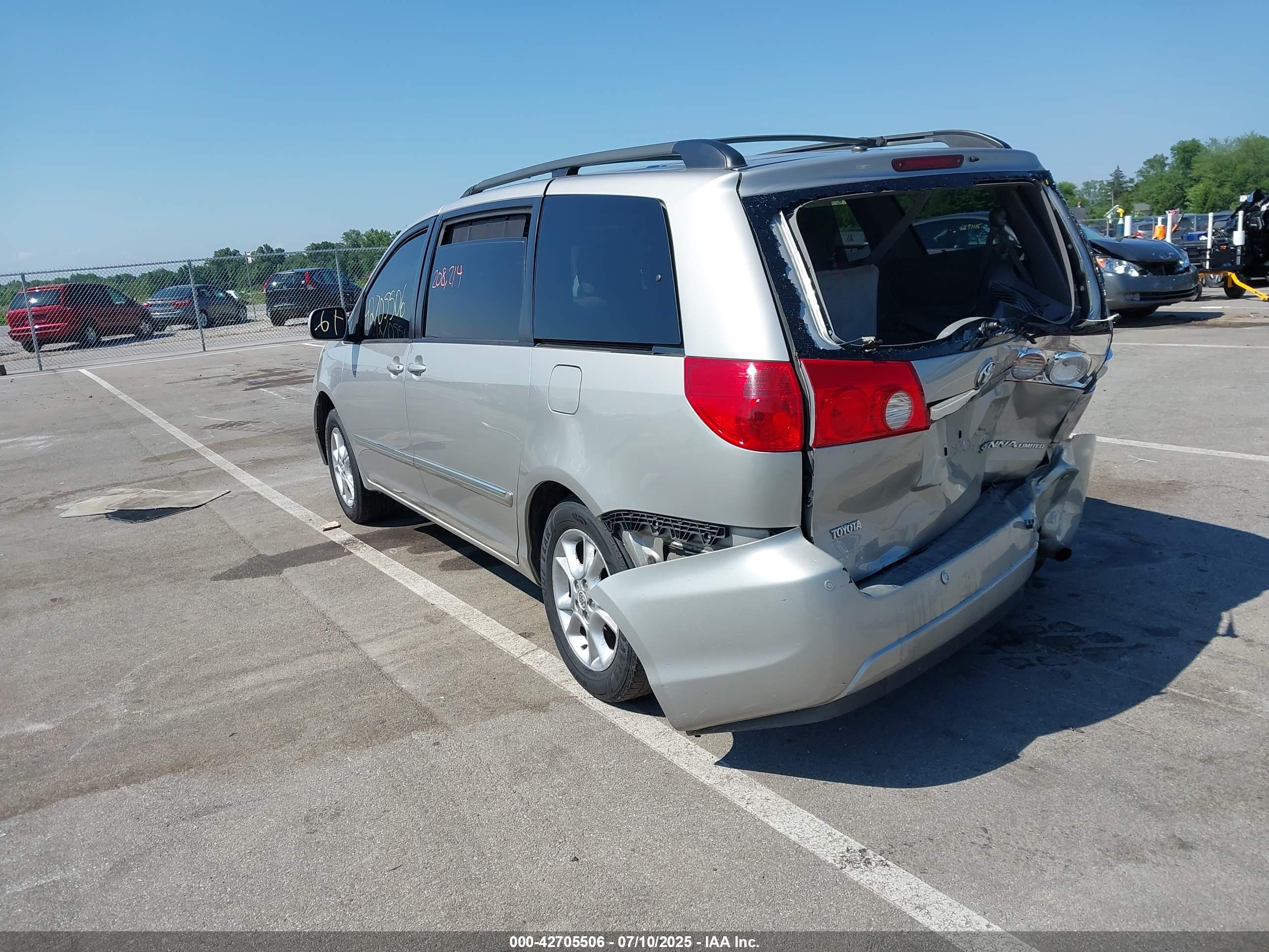 TOYOTA SIENNA image 3
