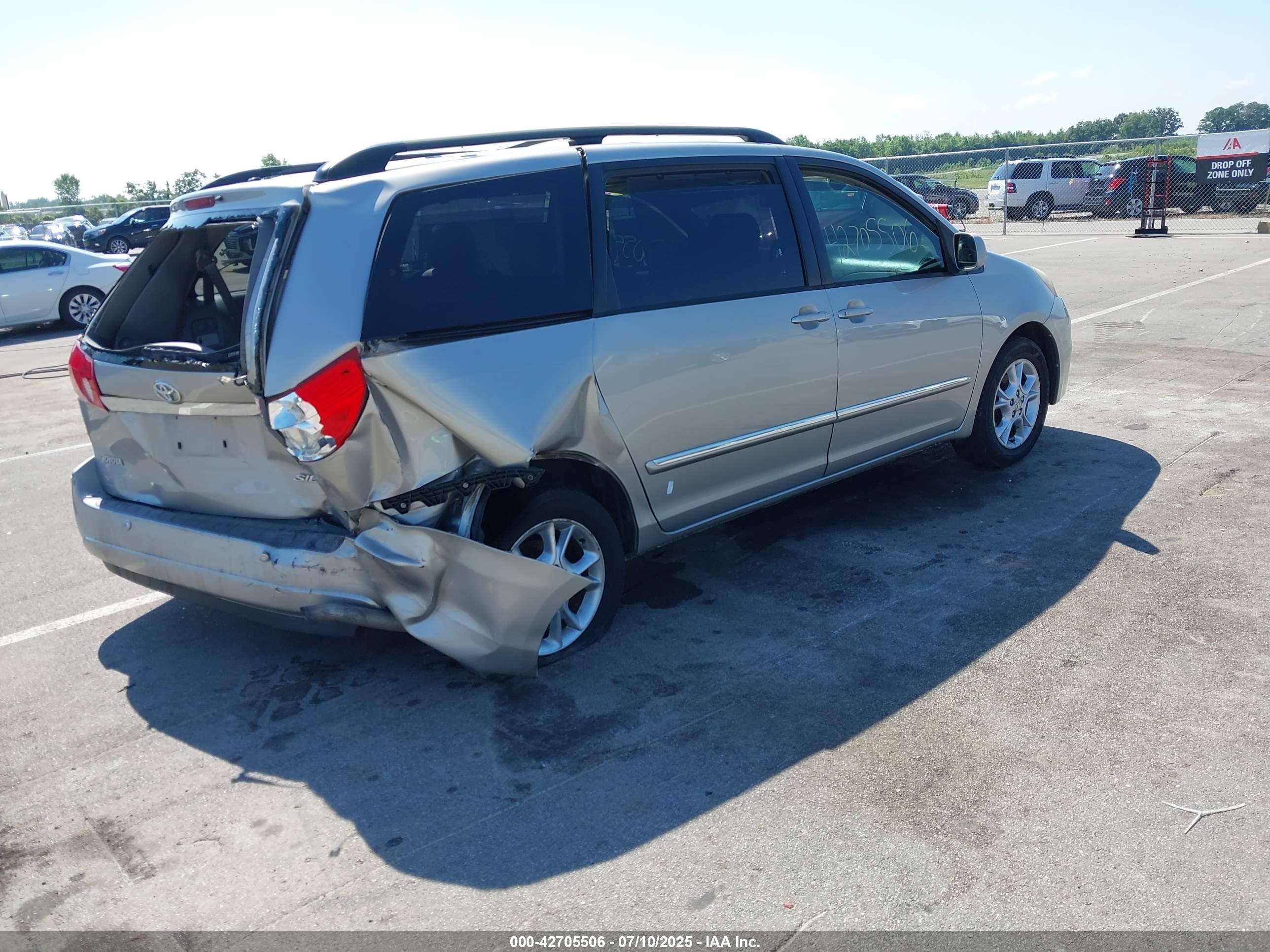 TOYOTA SIENNA image 4