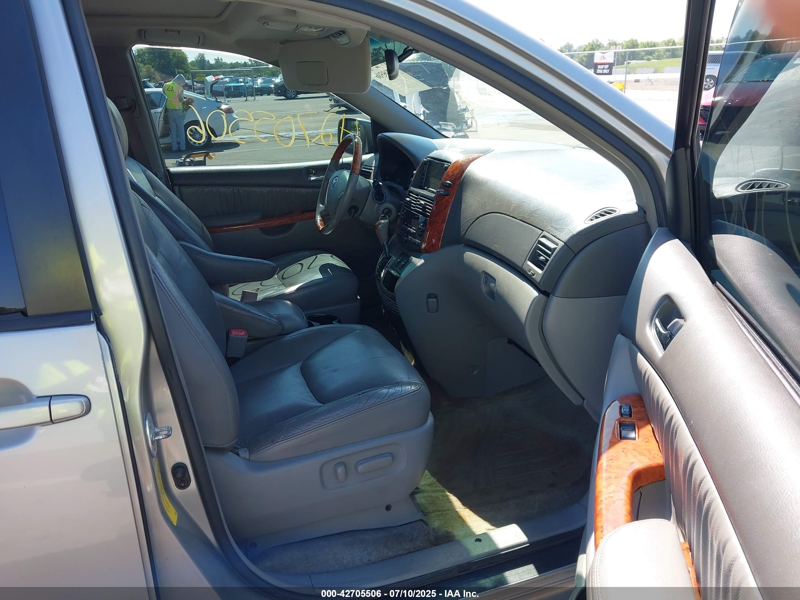 TOYOTA SIENNA image 5
