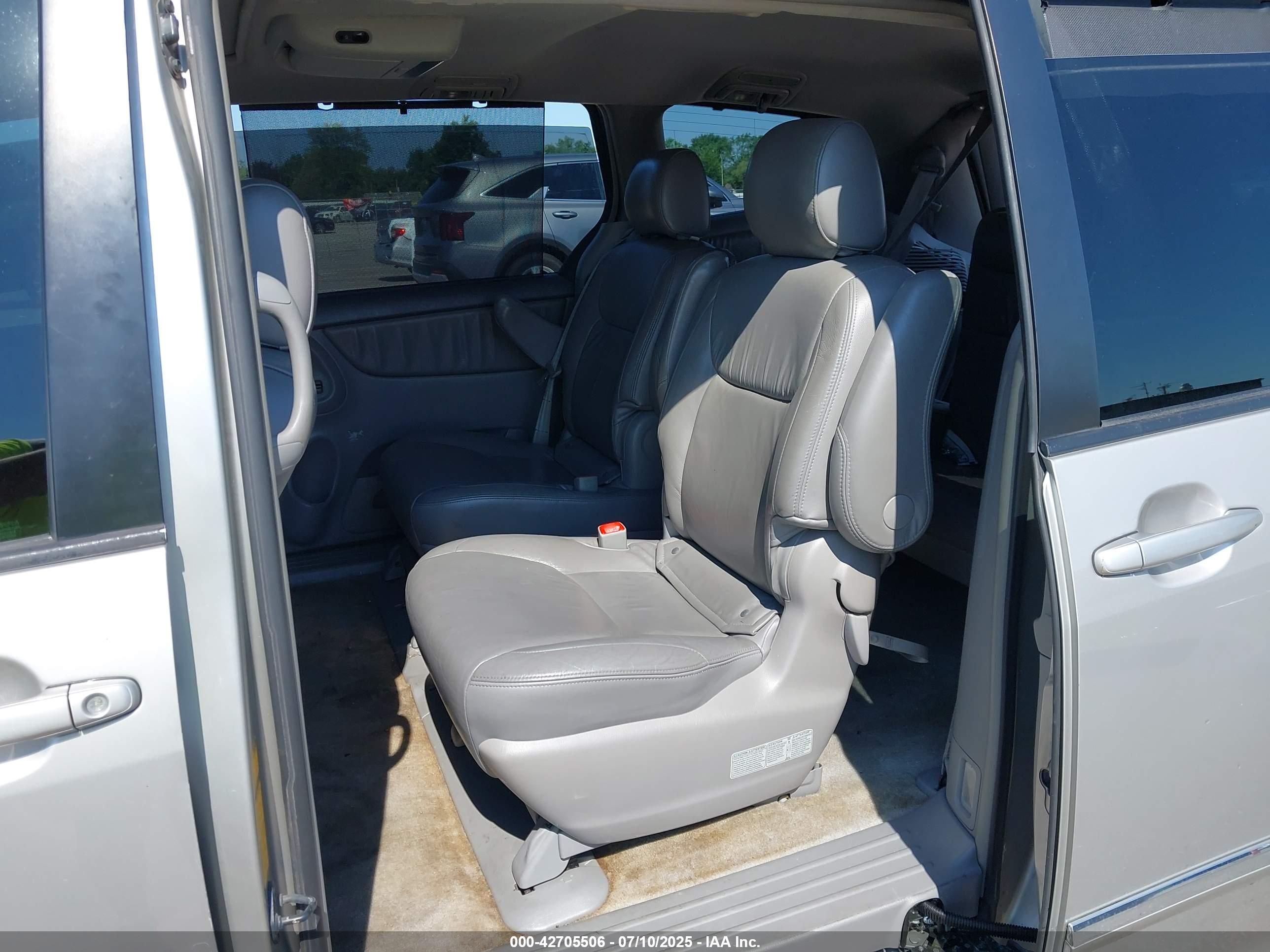 TOYOTA SIENNA image 8