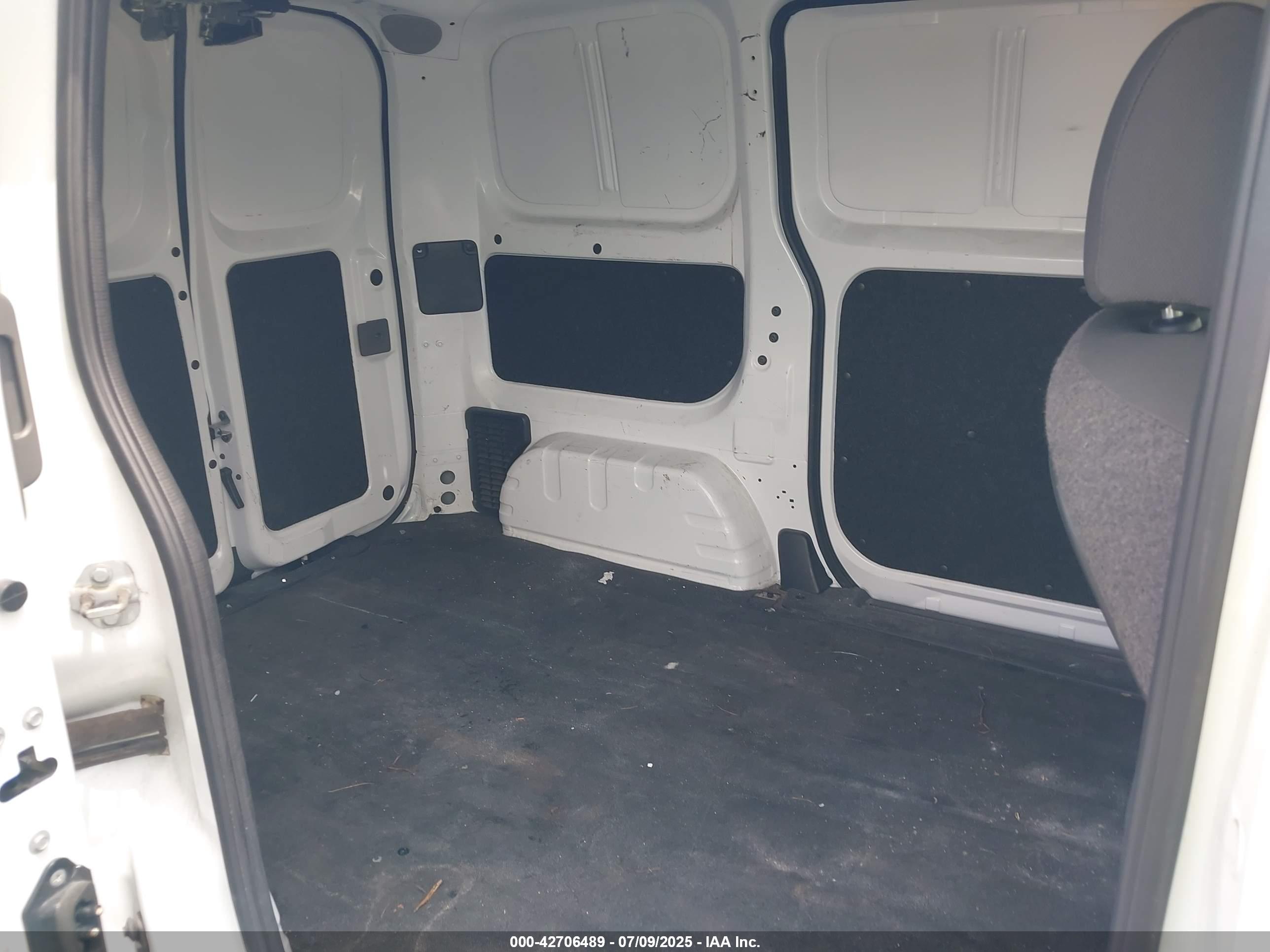 NISSAN NV200 image 8