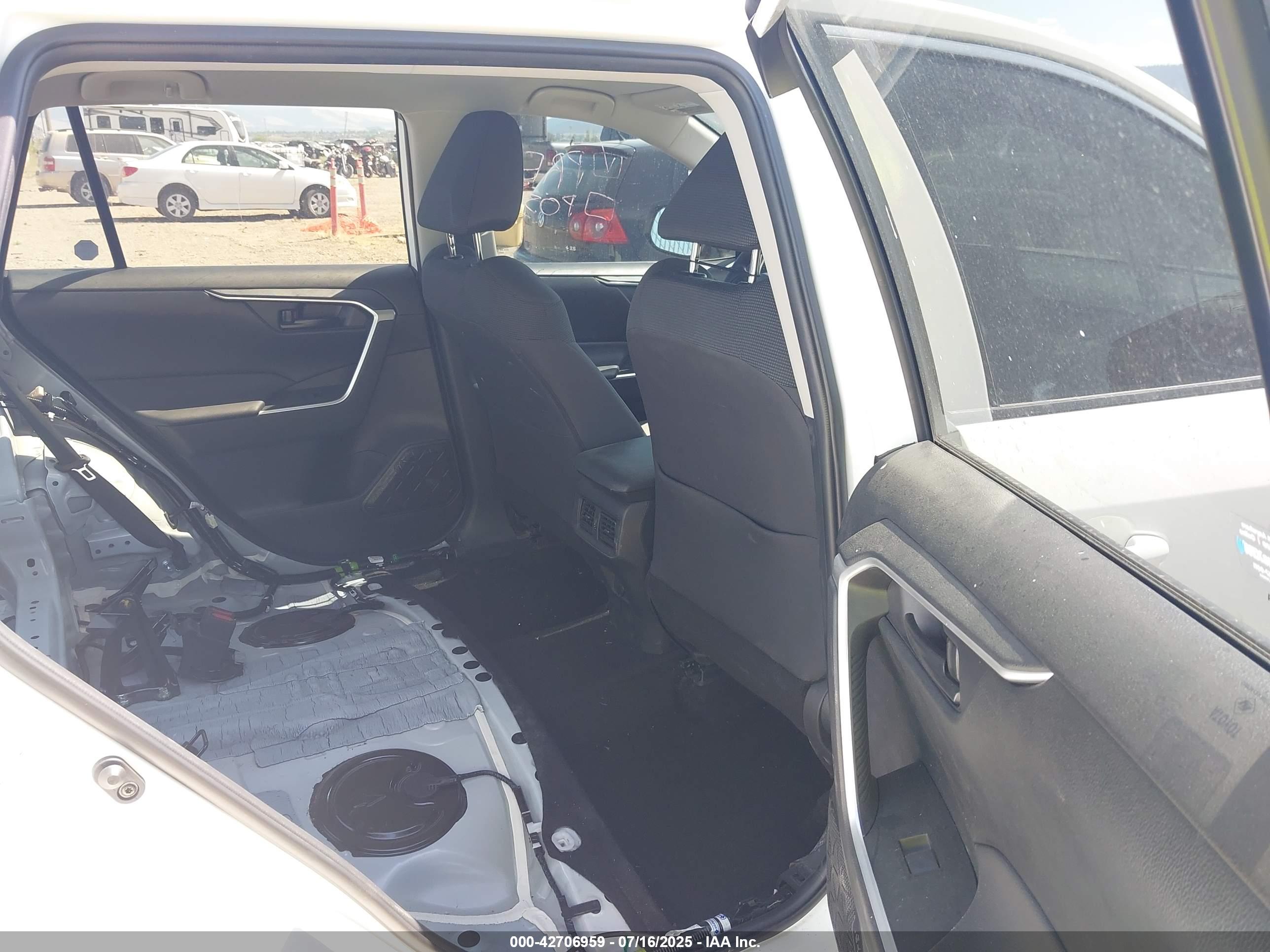 TOYOTA RAV4 image 8