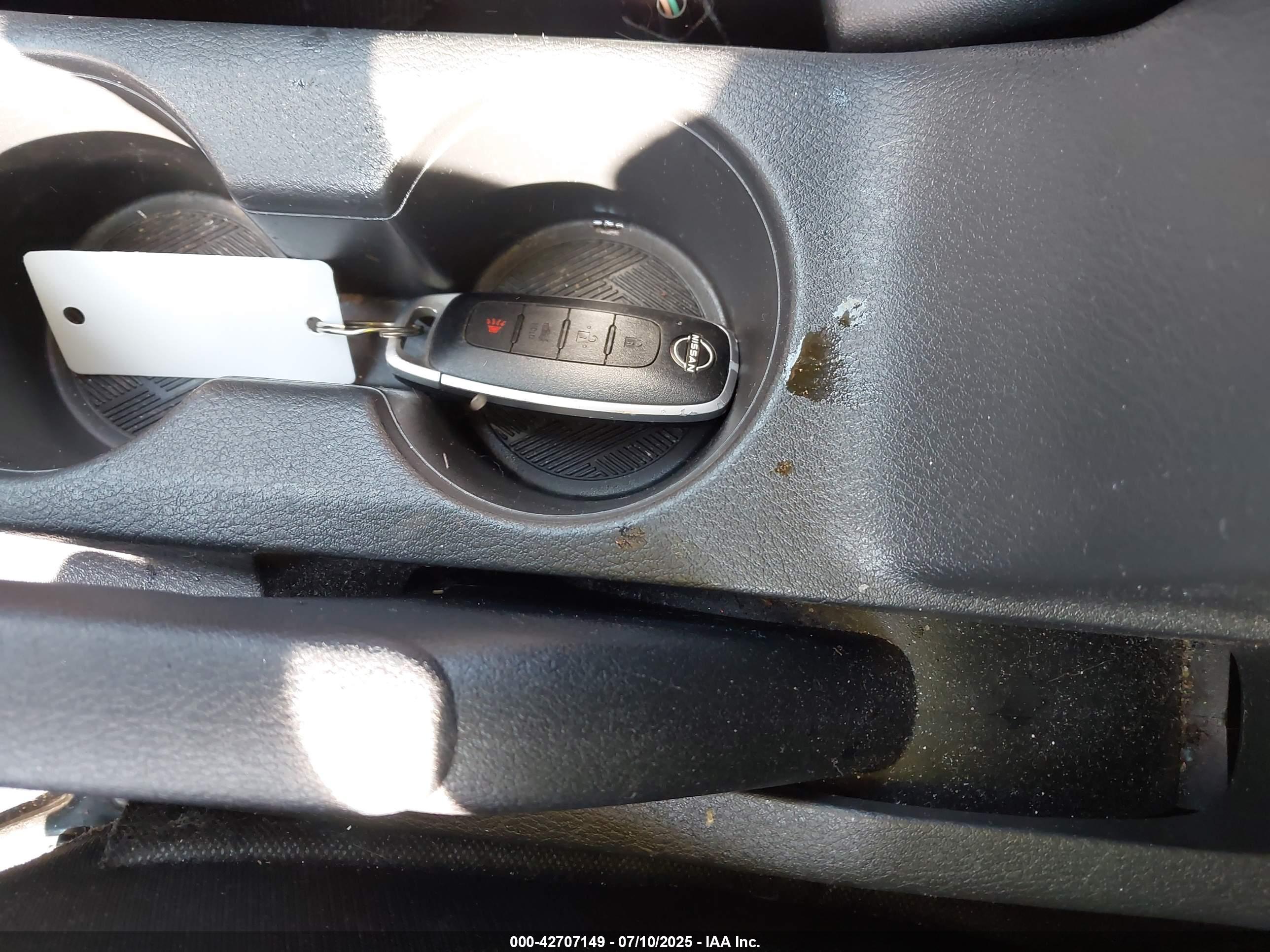 NISSAN VERSA image 11
