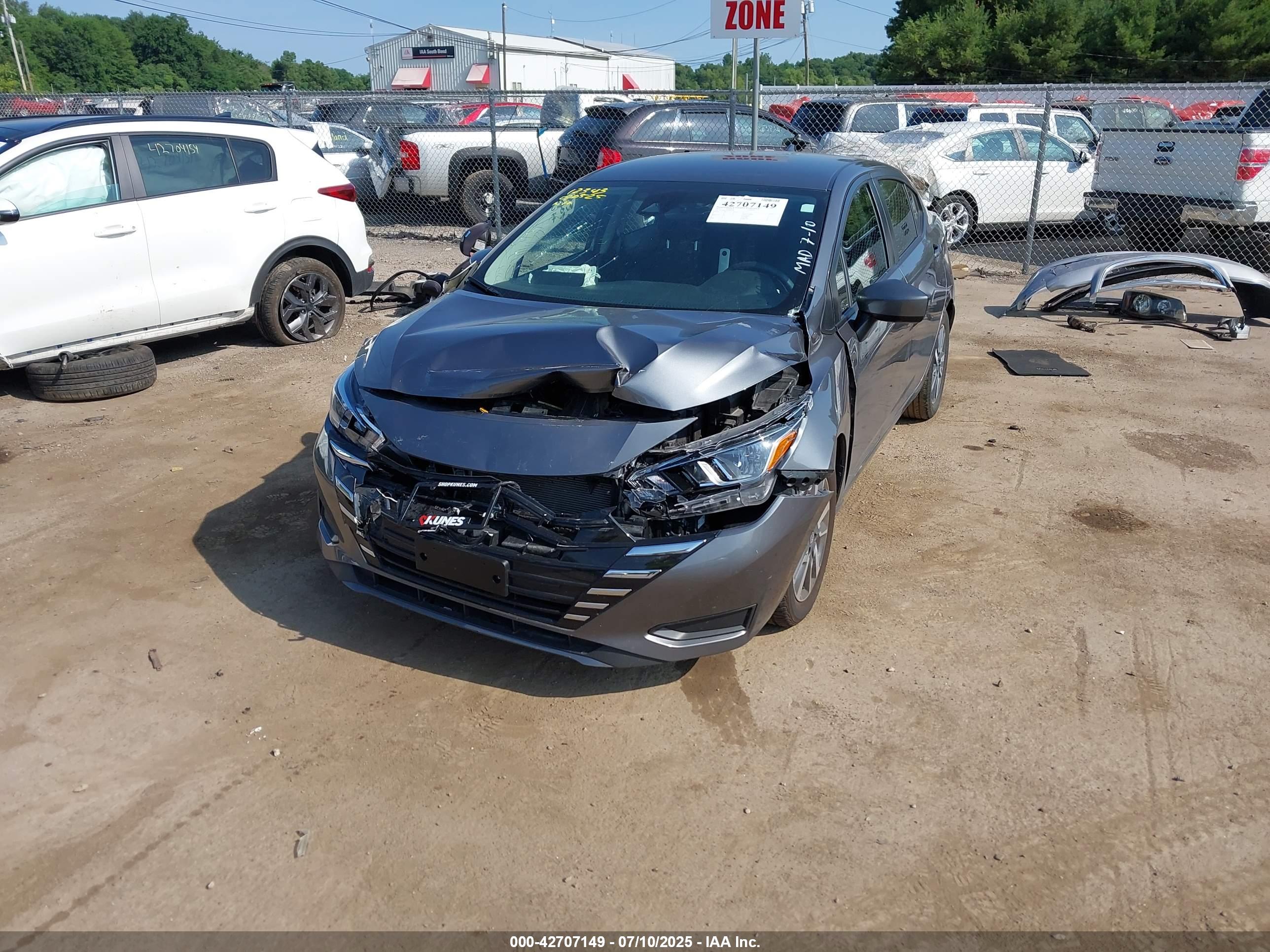 NISSAN VERSA image 2