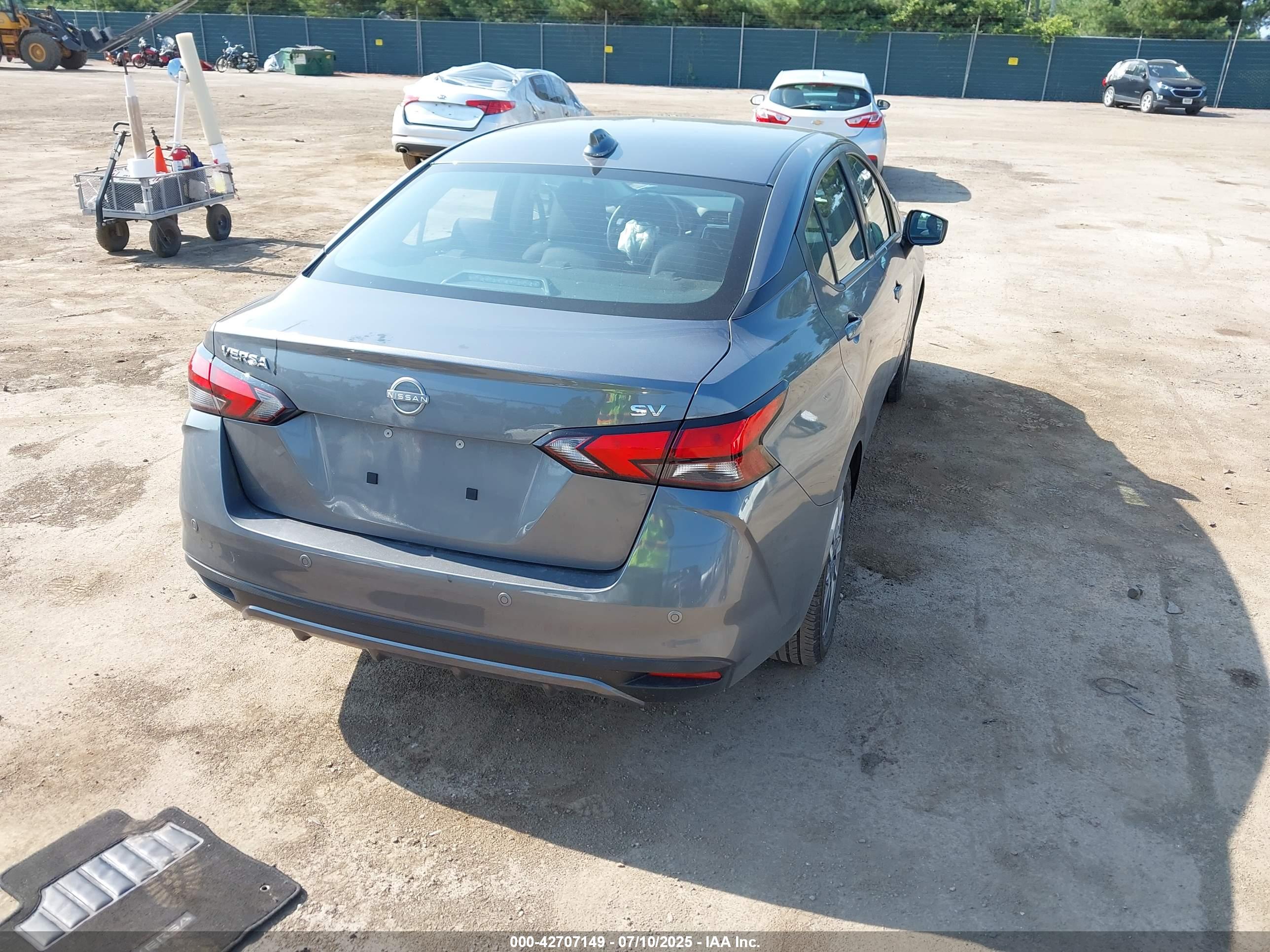 NISSAN VERSA image 4