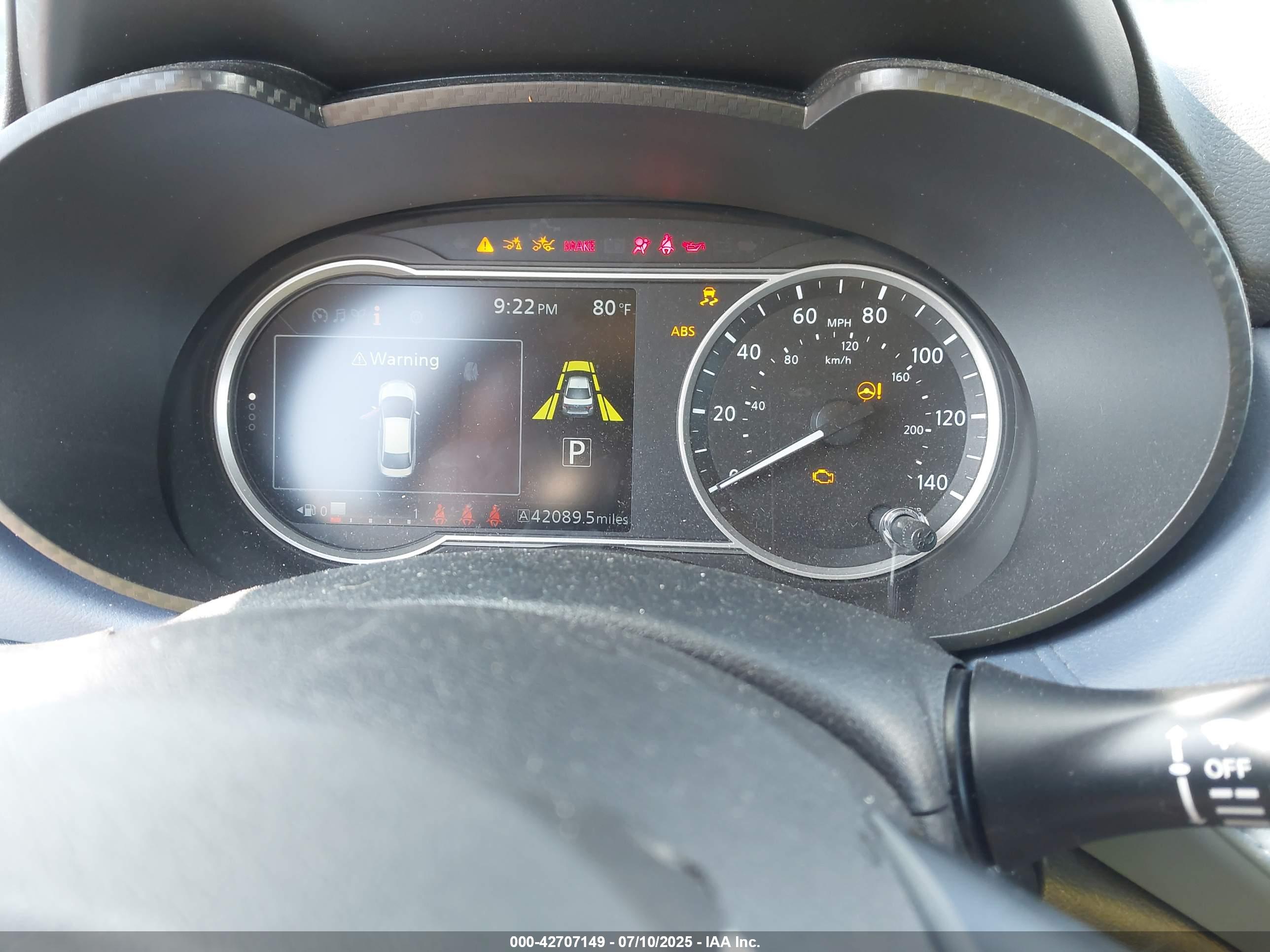 NISSAN VERSA image 7