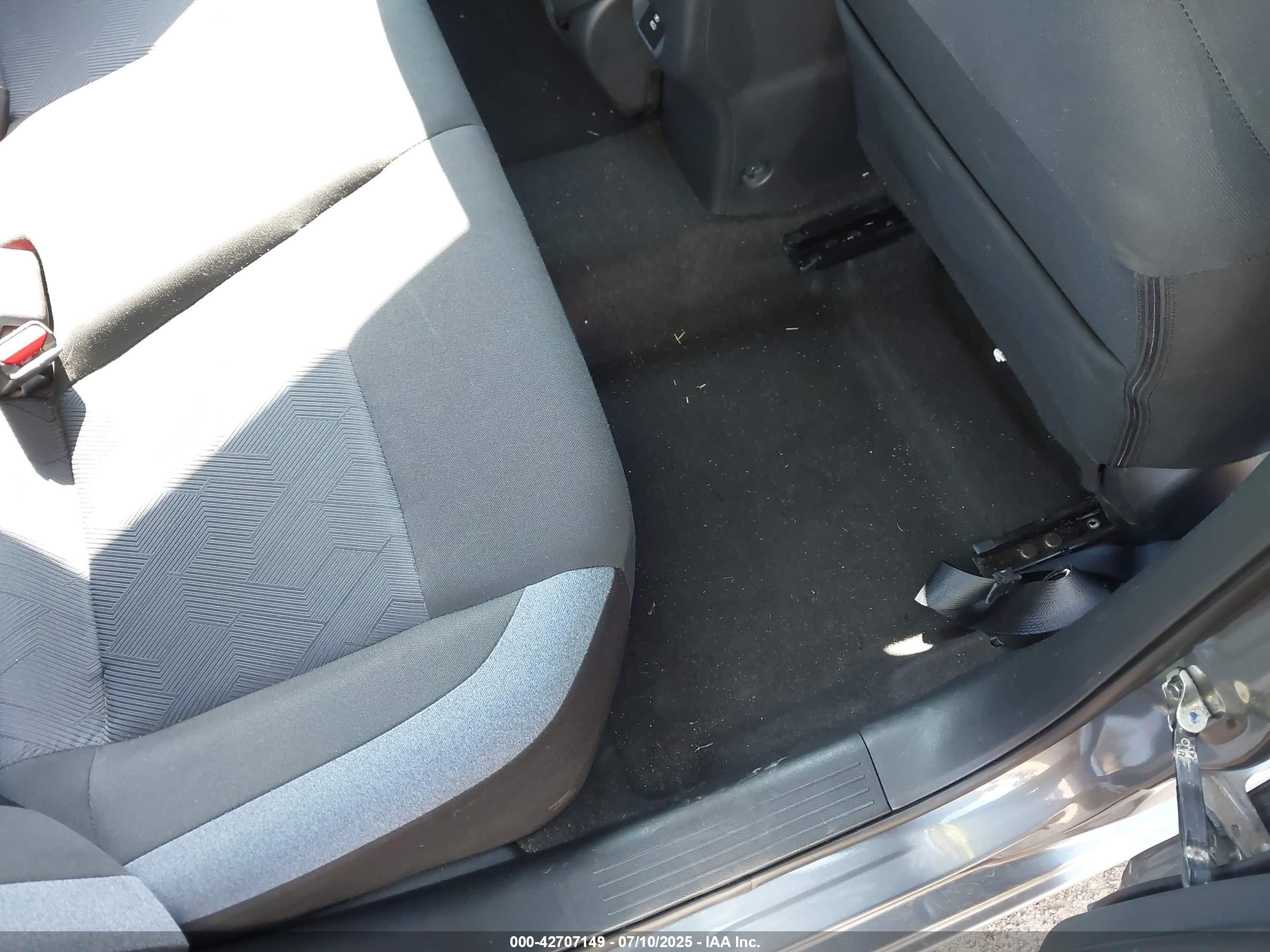 NISSAN VERSA image 8