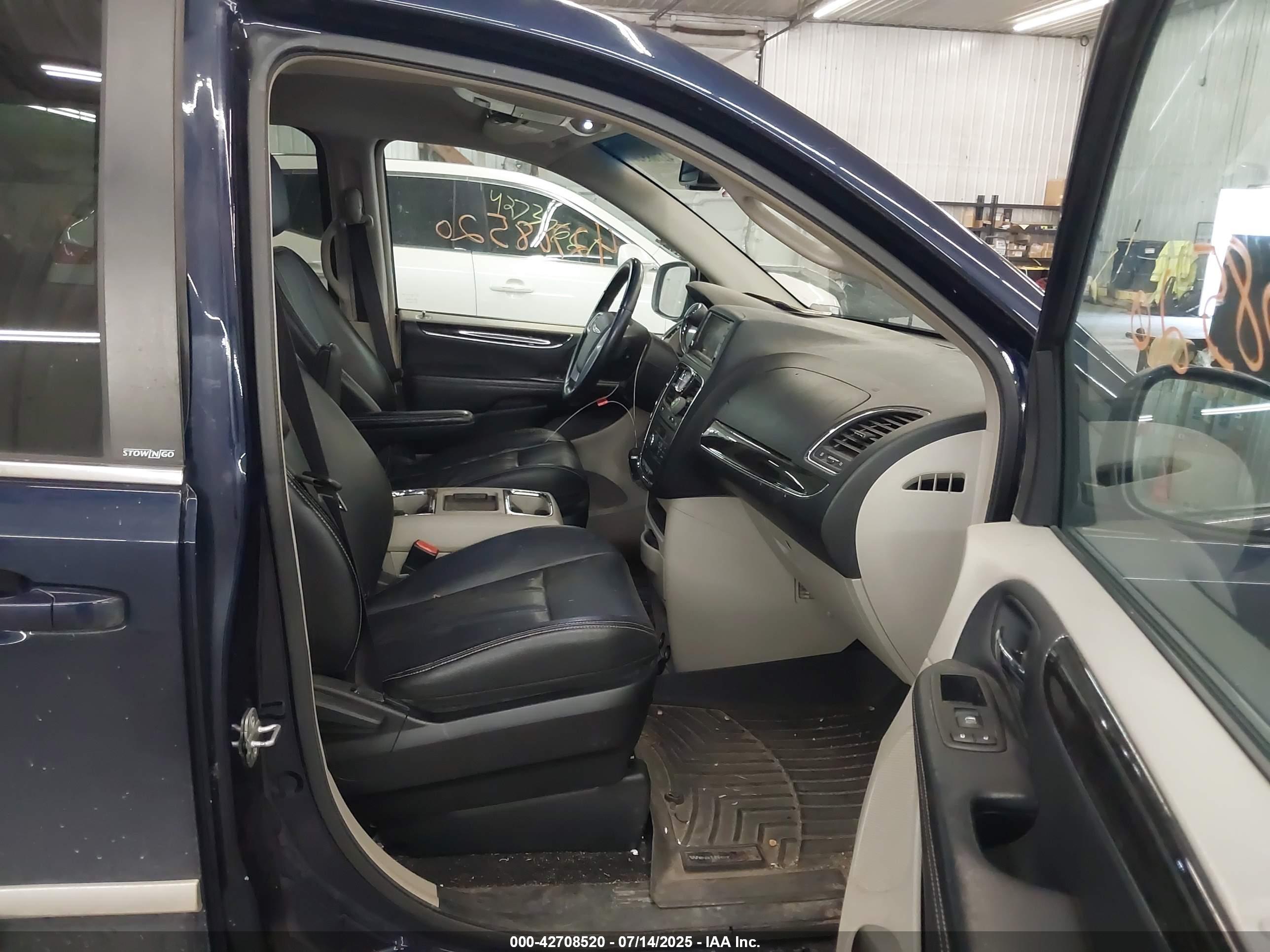 CHRYSLER TOWN image 5