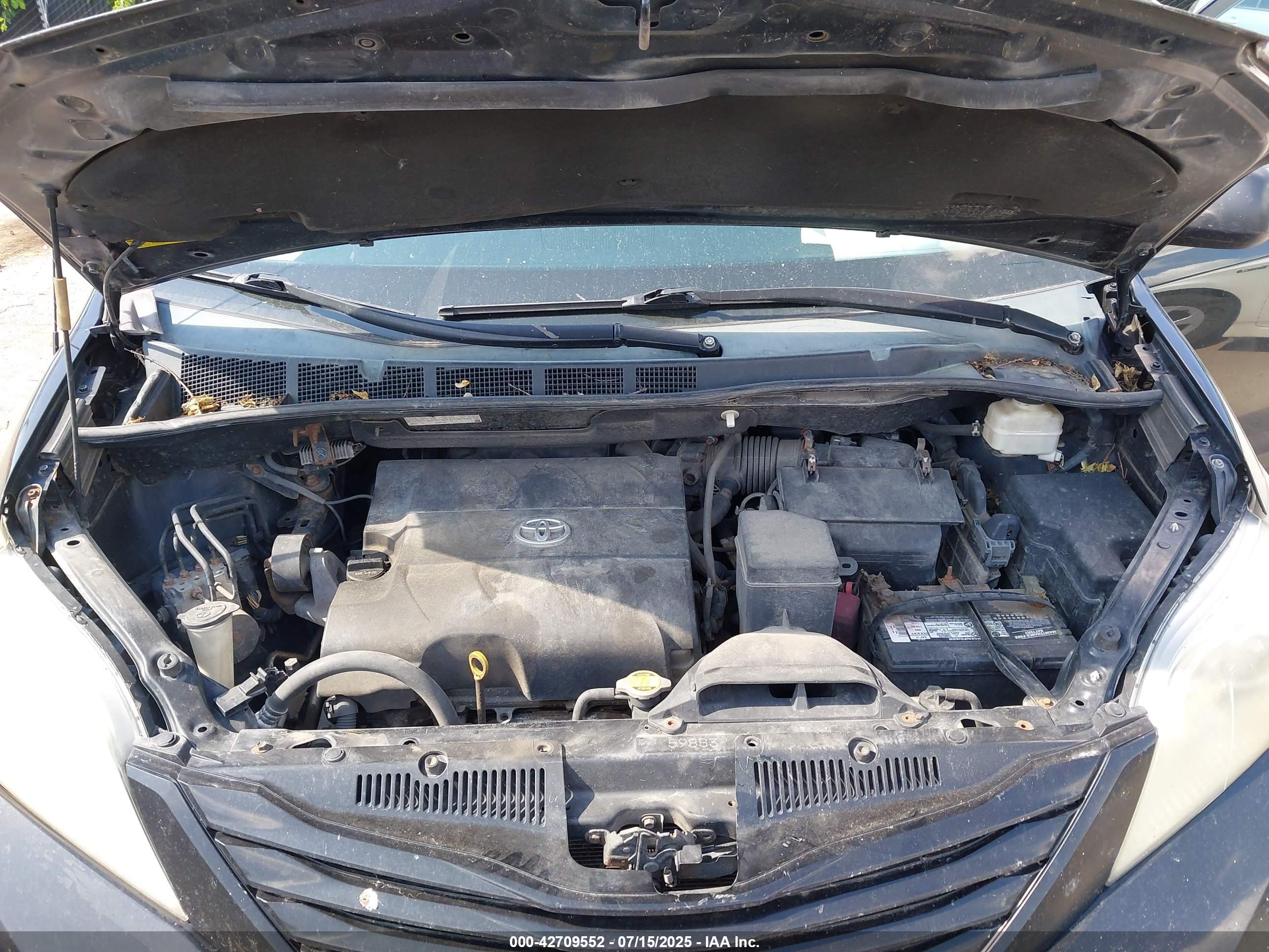 TOYOTA SIENNA image 10