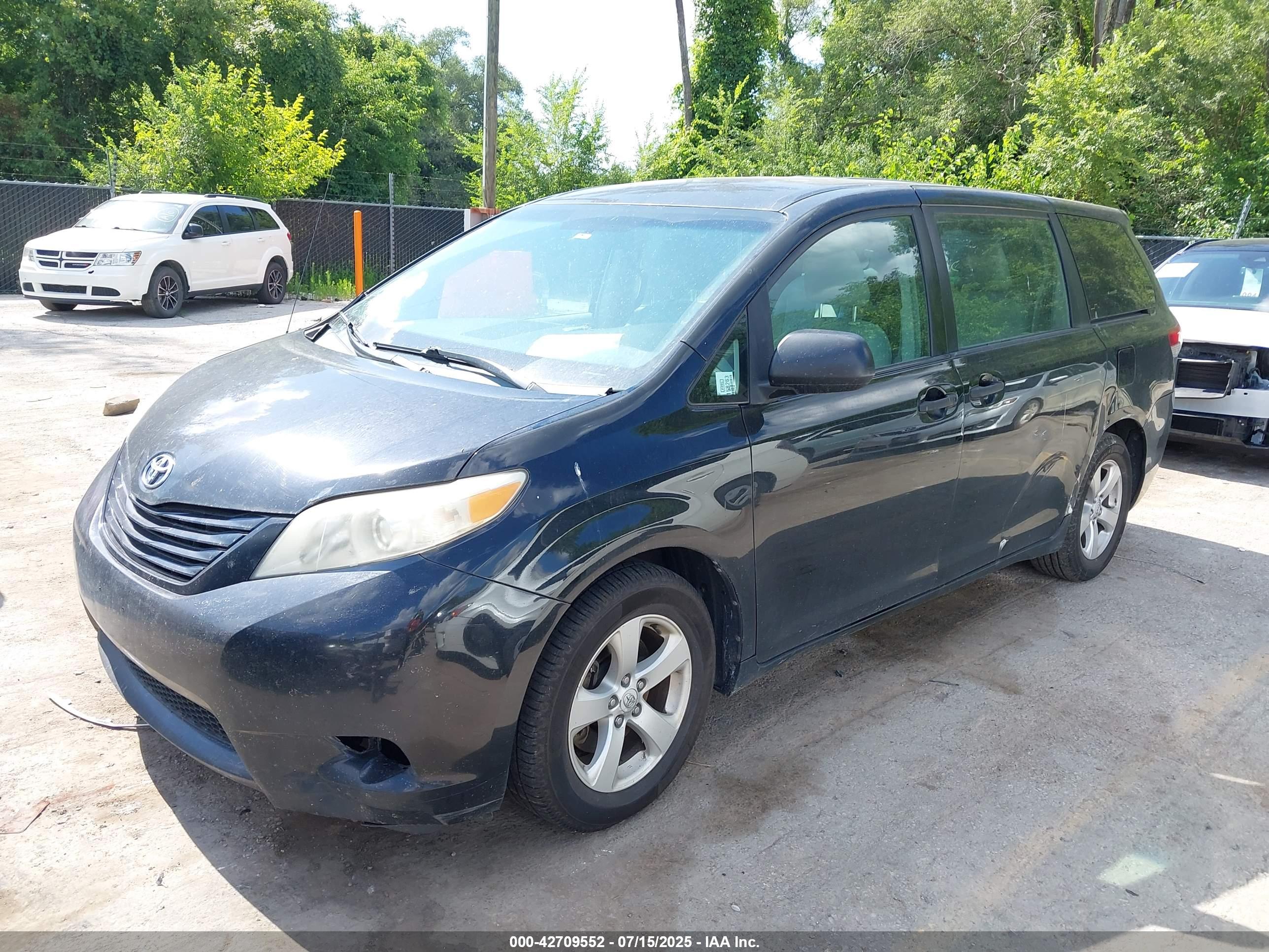 TOYOTA SIENNA image 2