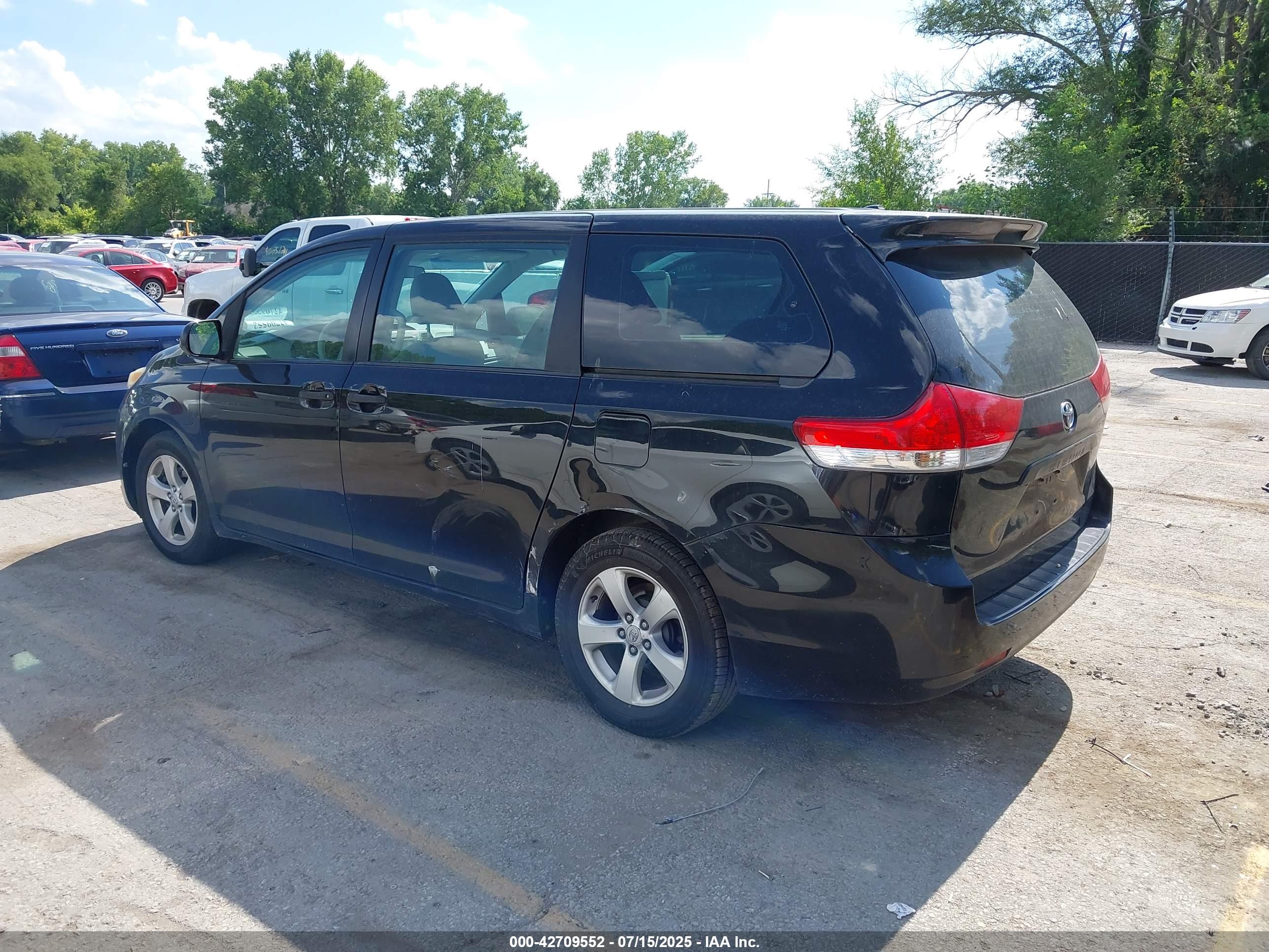 TOYOTA SIENNA image 3