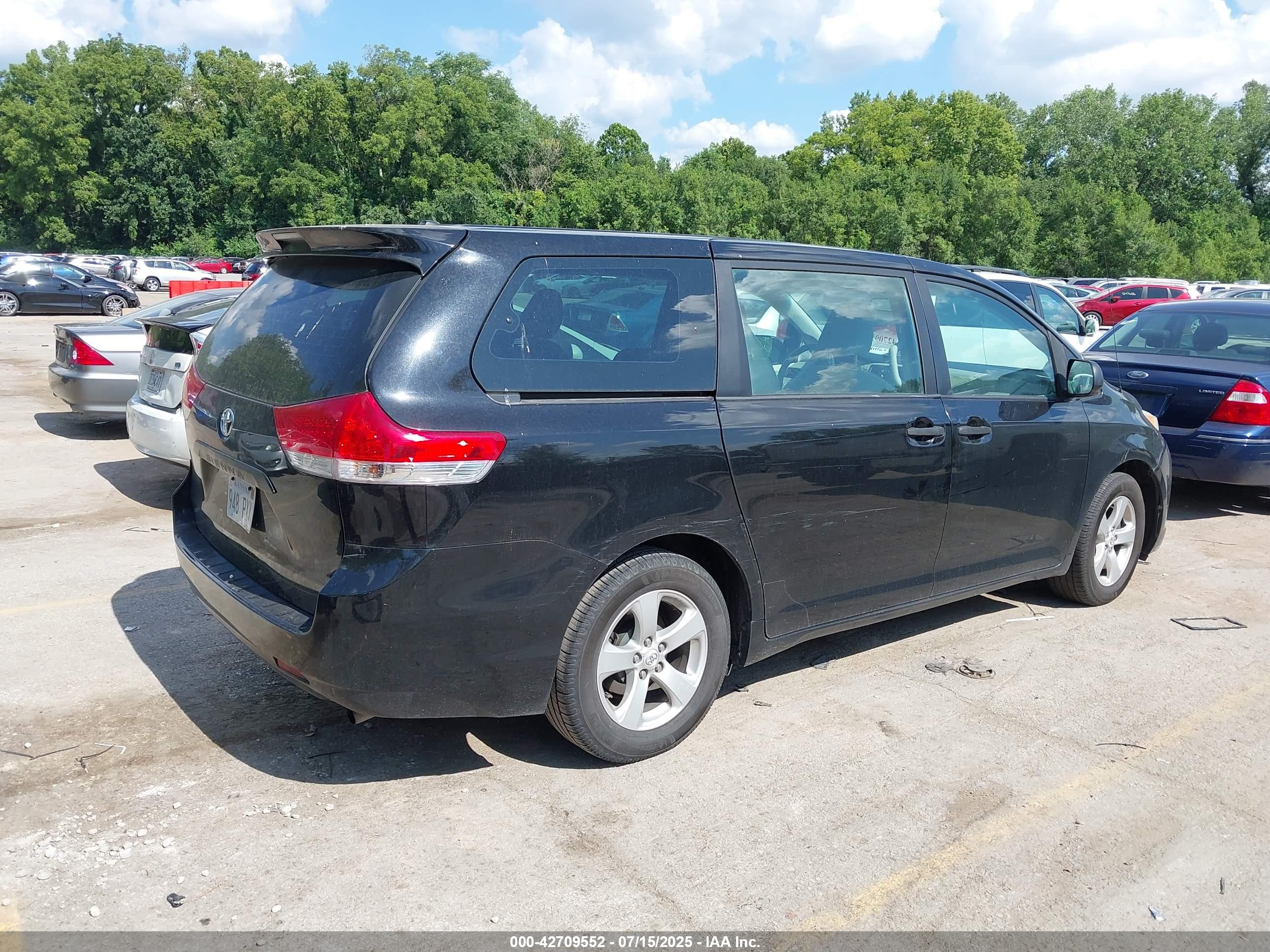 TOYOTA SIENNA image 4