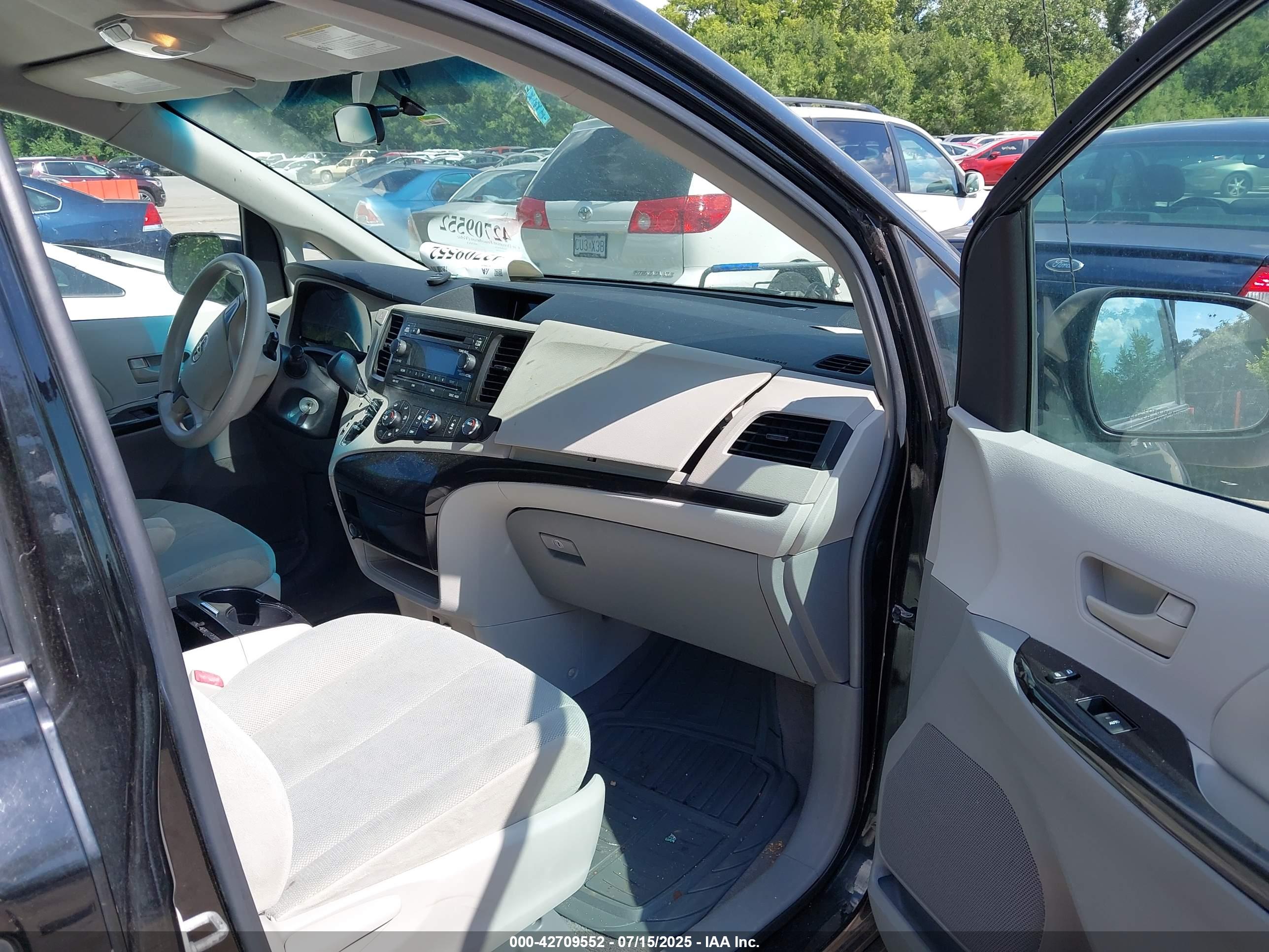 TOYOTA SIENNA image 5
