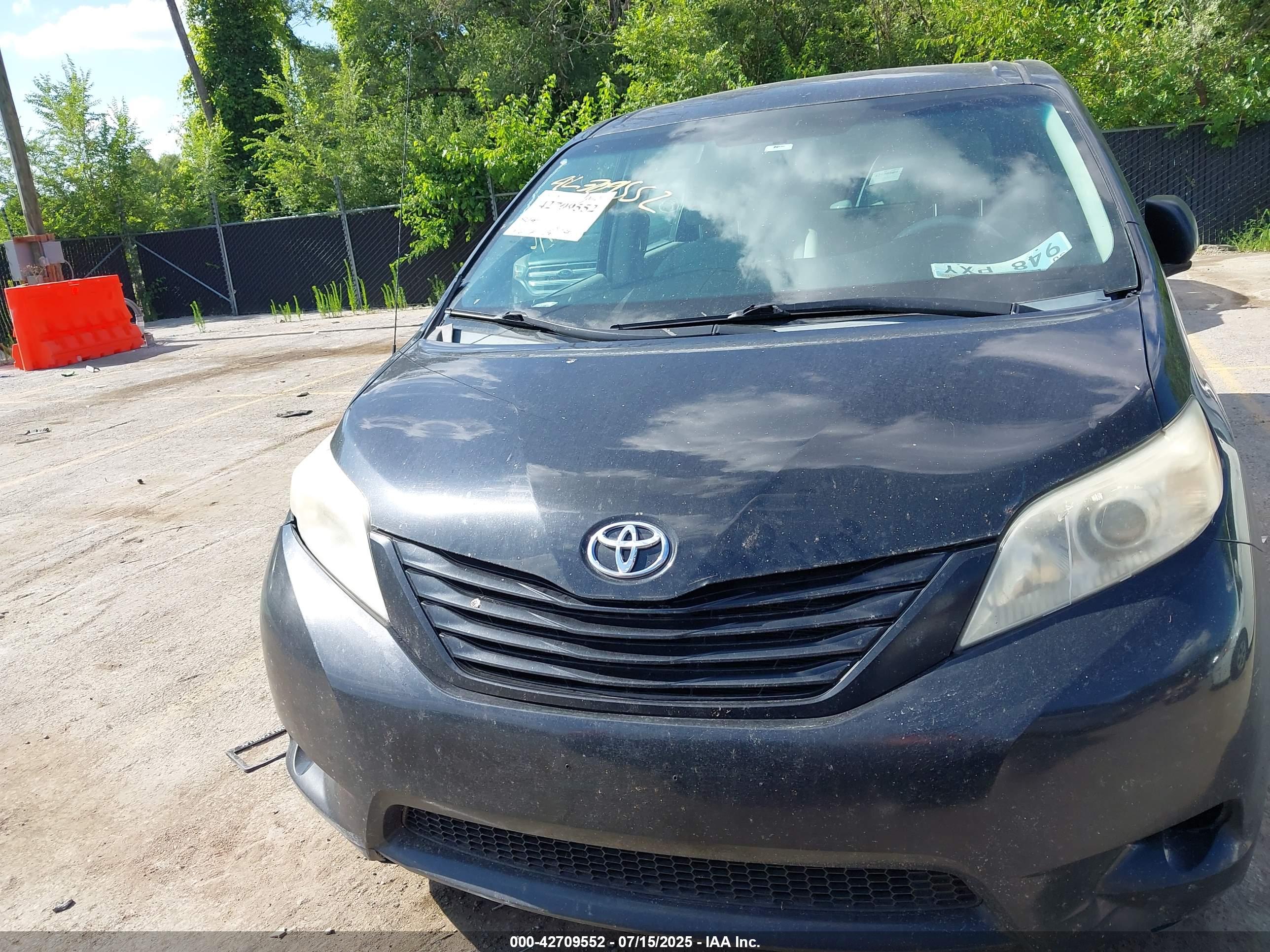 TOYOTA SIENNA image 6