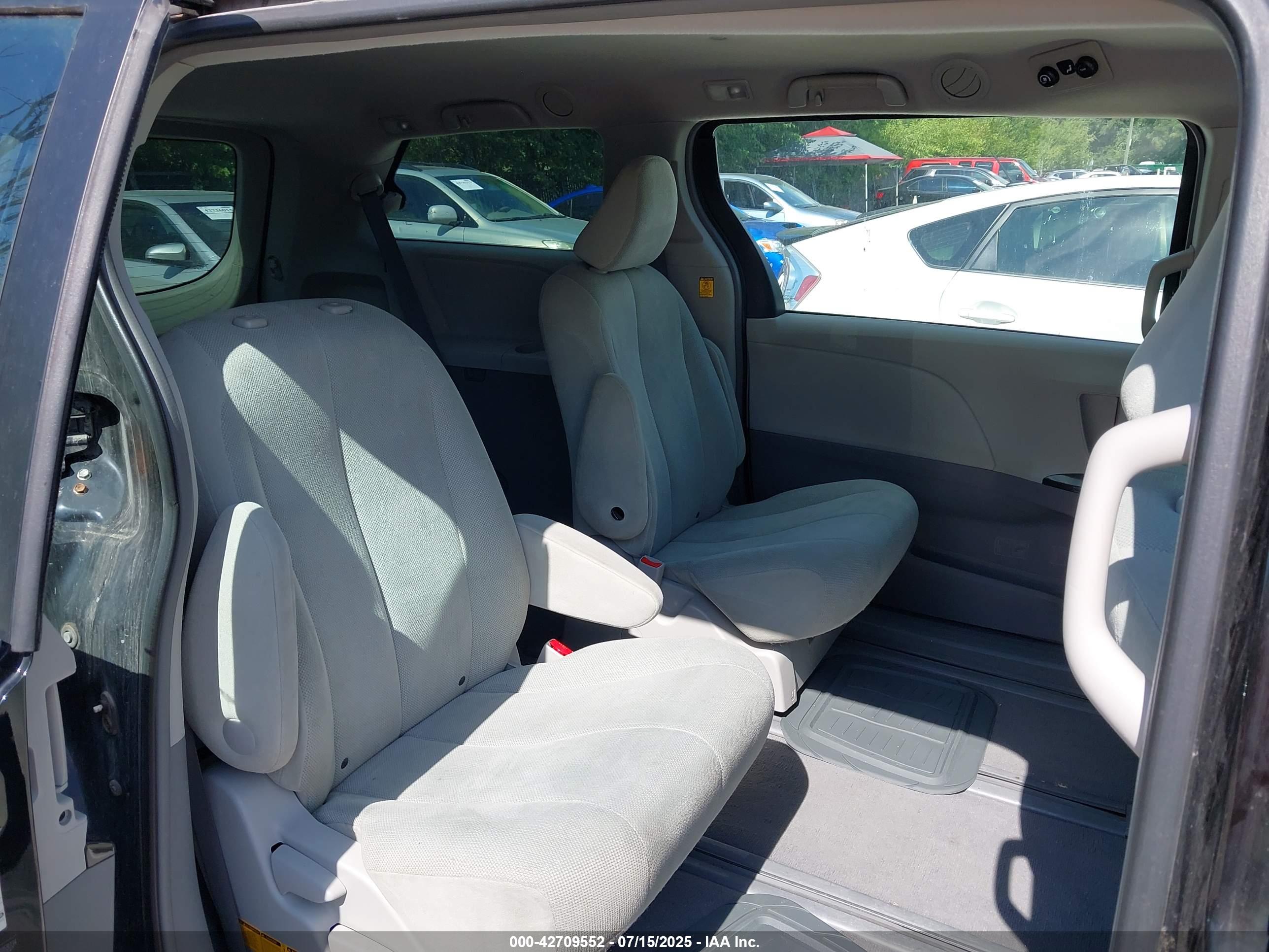 TOYOTA SIENNA image 8