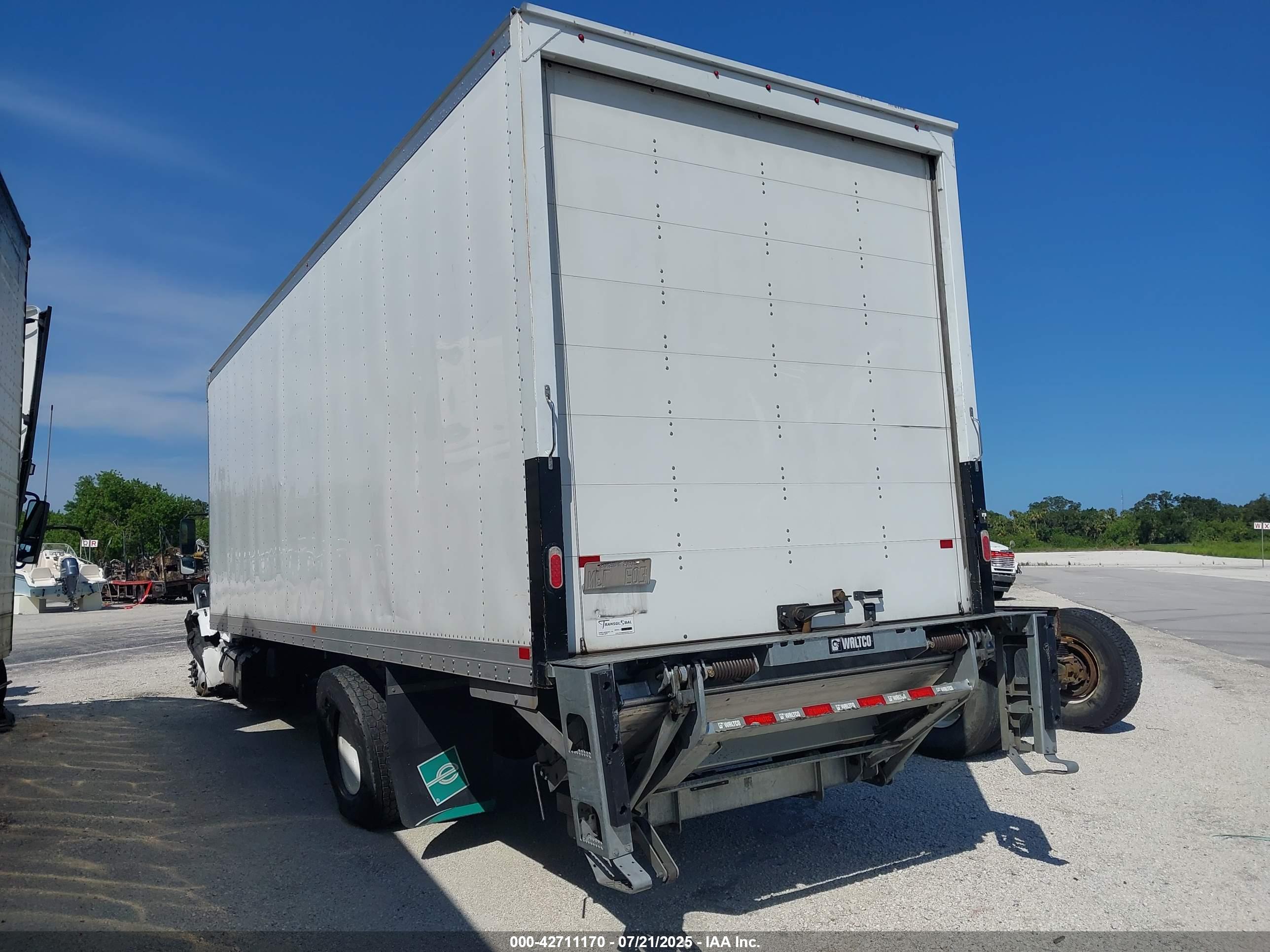 FREIGHTLINER M2 image 3