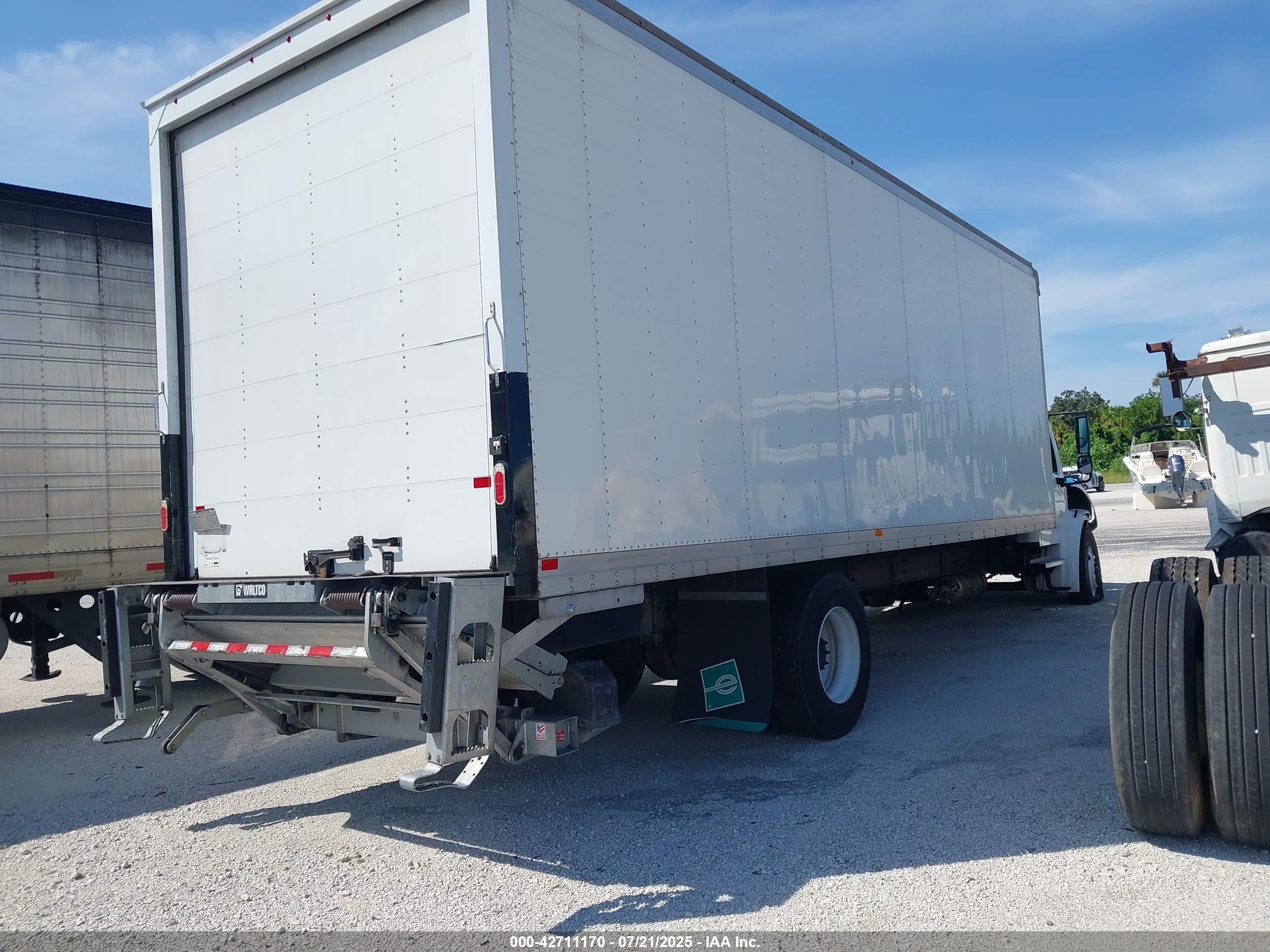 FREIGHTLINER M2 image 4