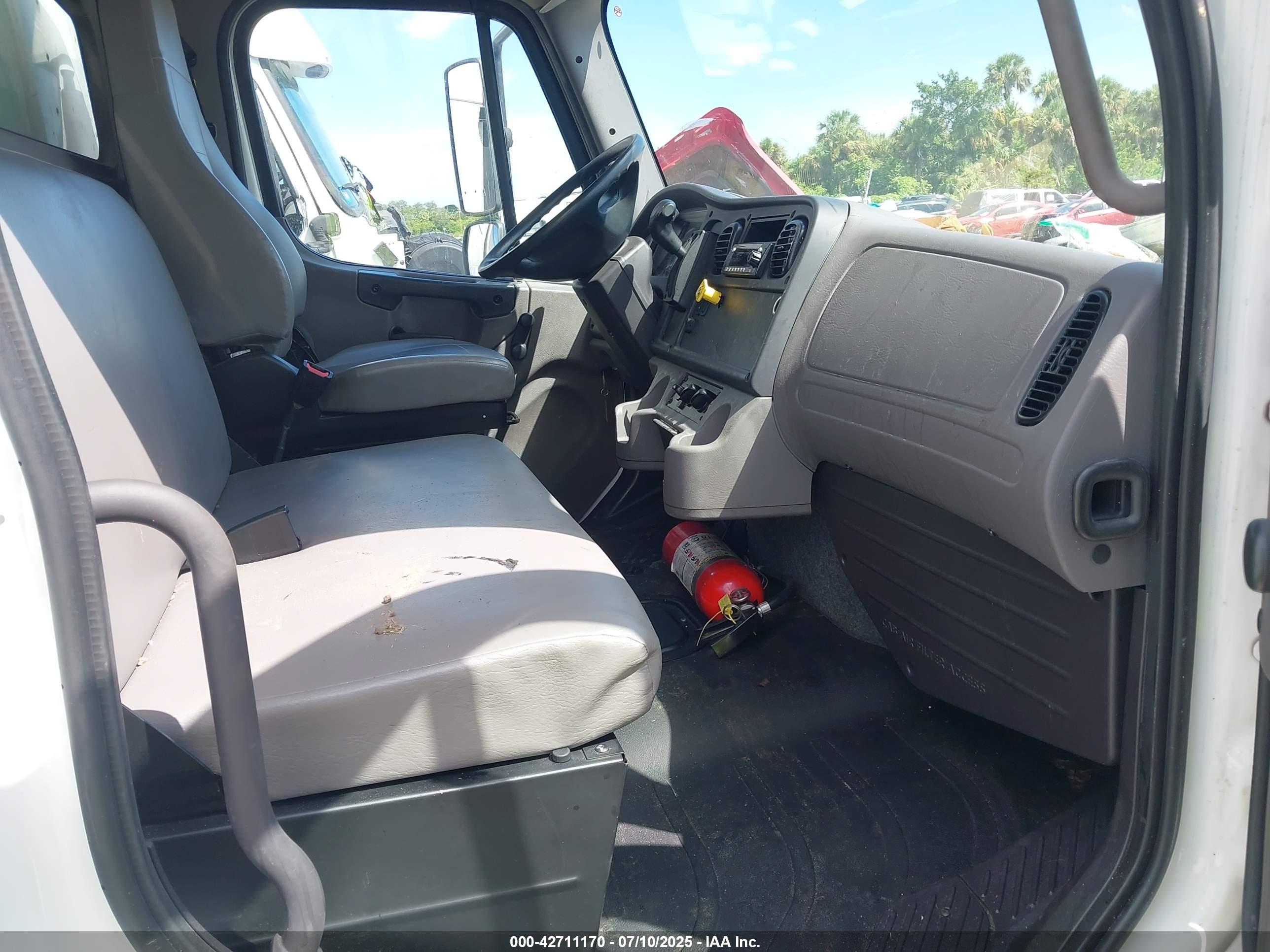 FREIGHTLINER M2 image 7