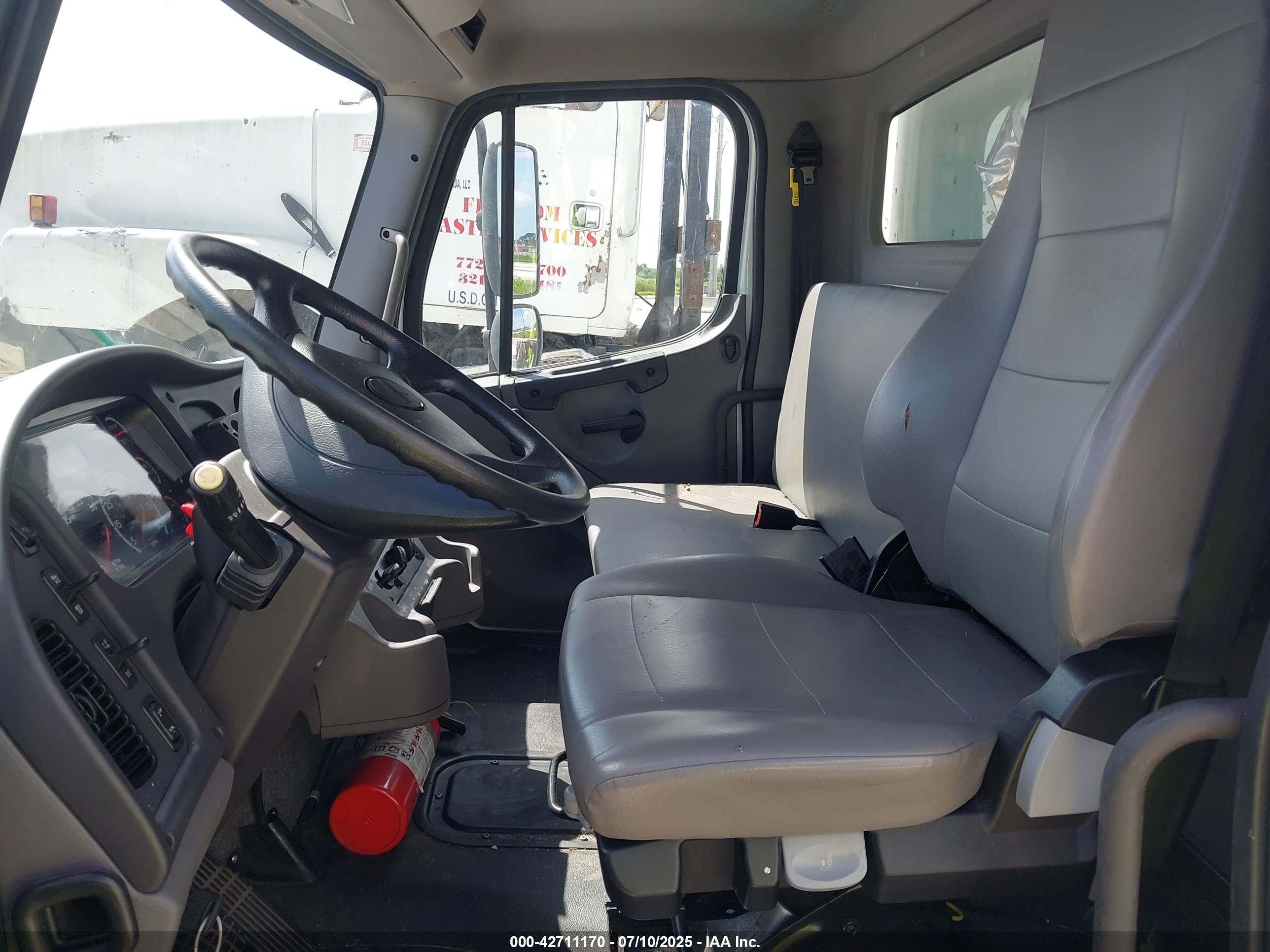FREIGHTLINER M2 image 8