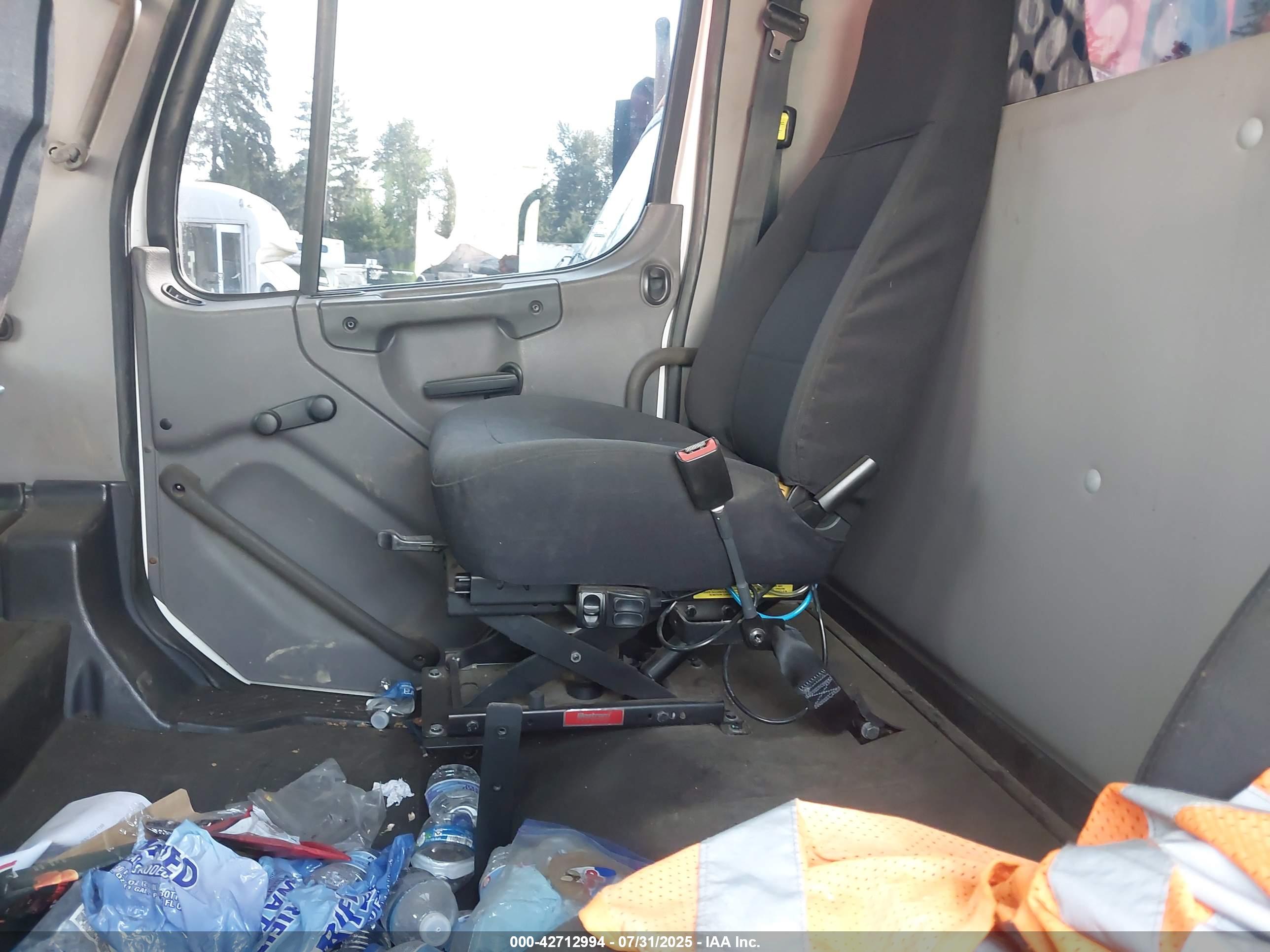 FREIGHTLINER 108SD image 8