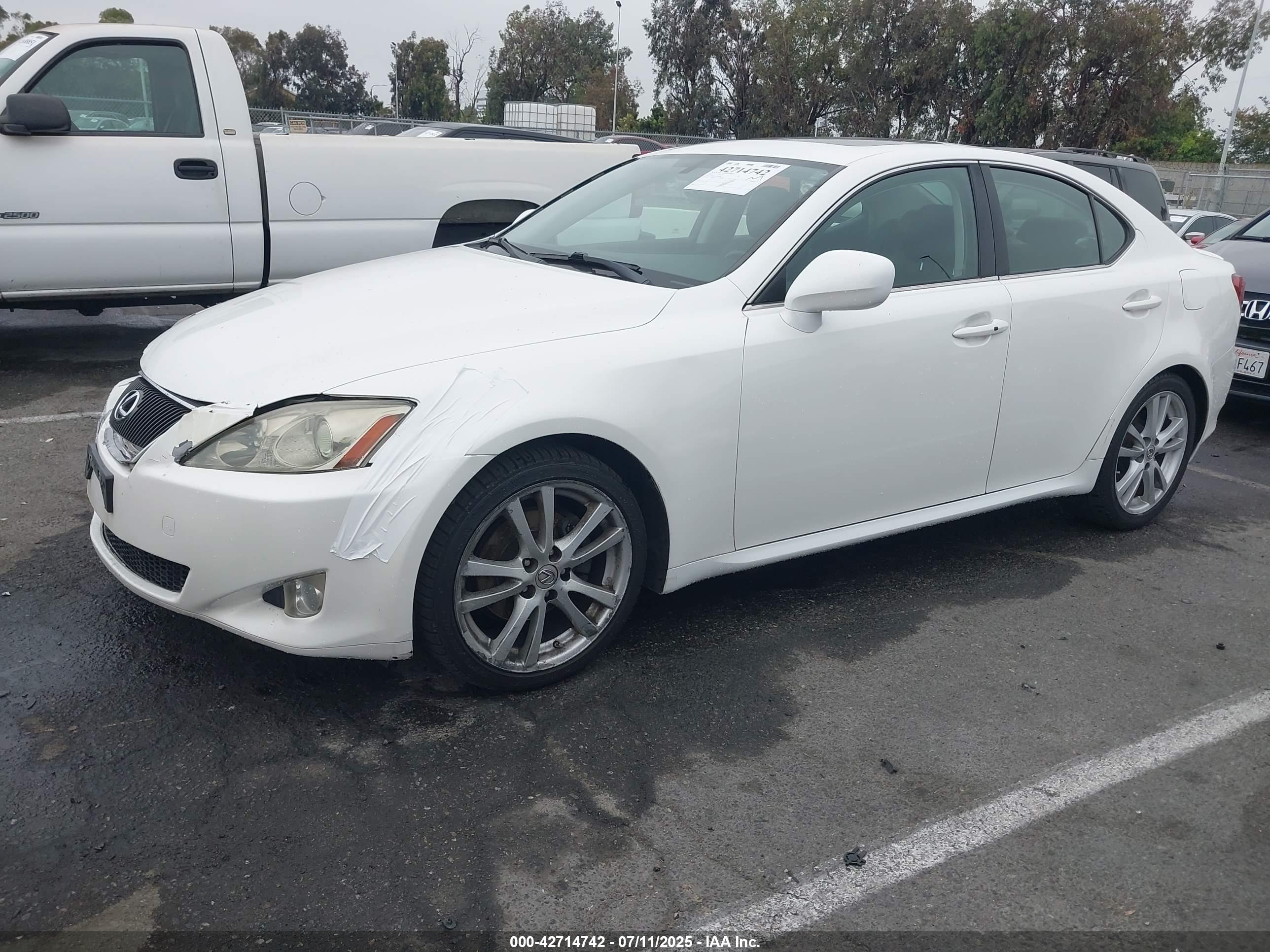 LEXUS IS image 2