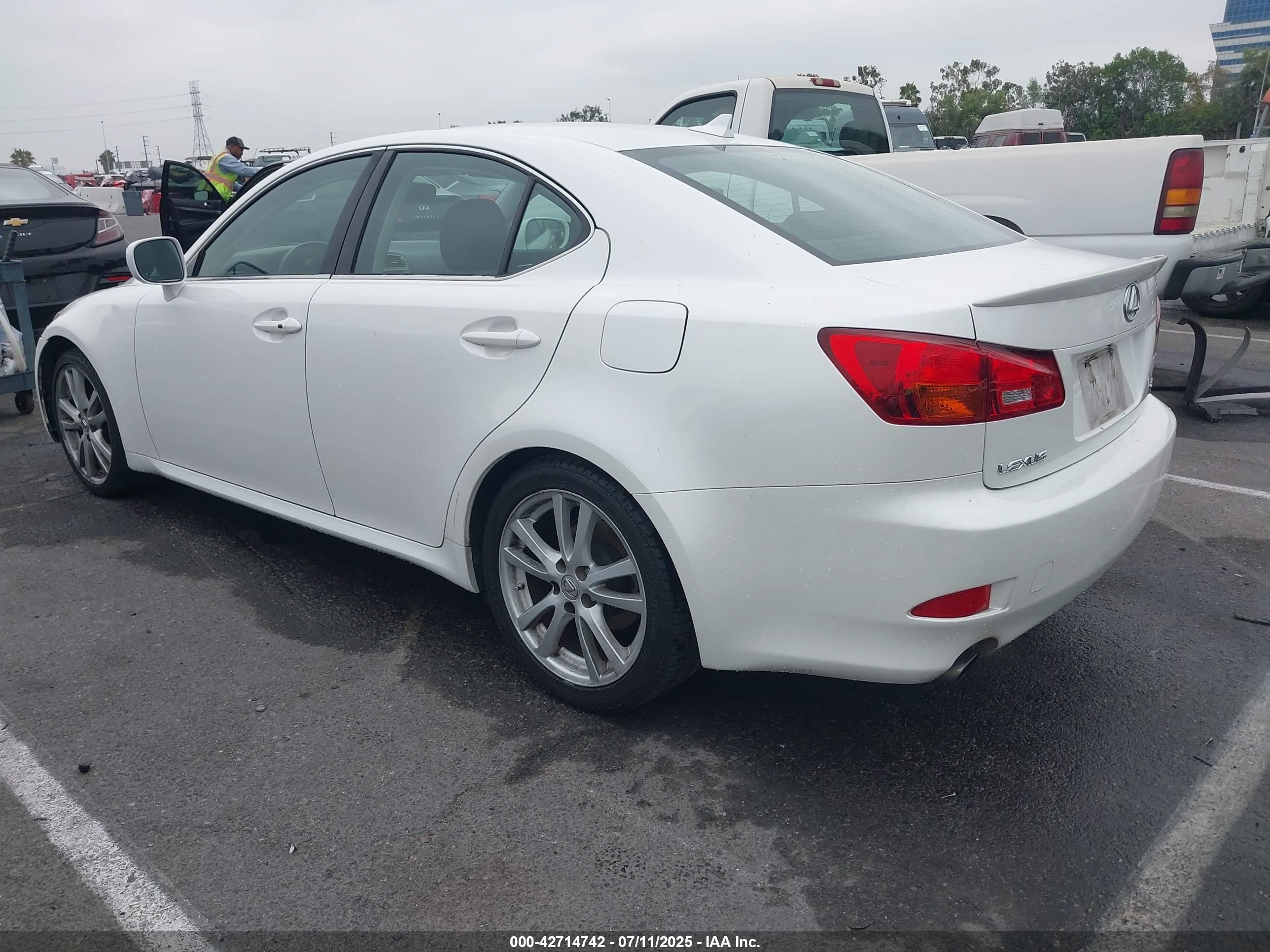 LEXUS IS image 3