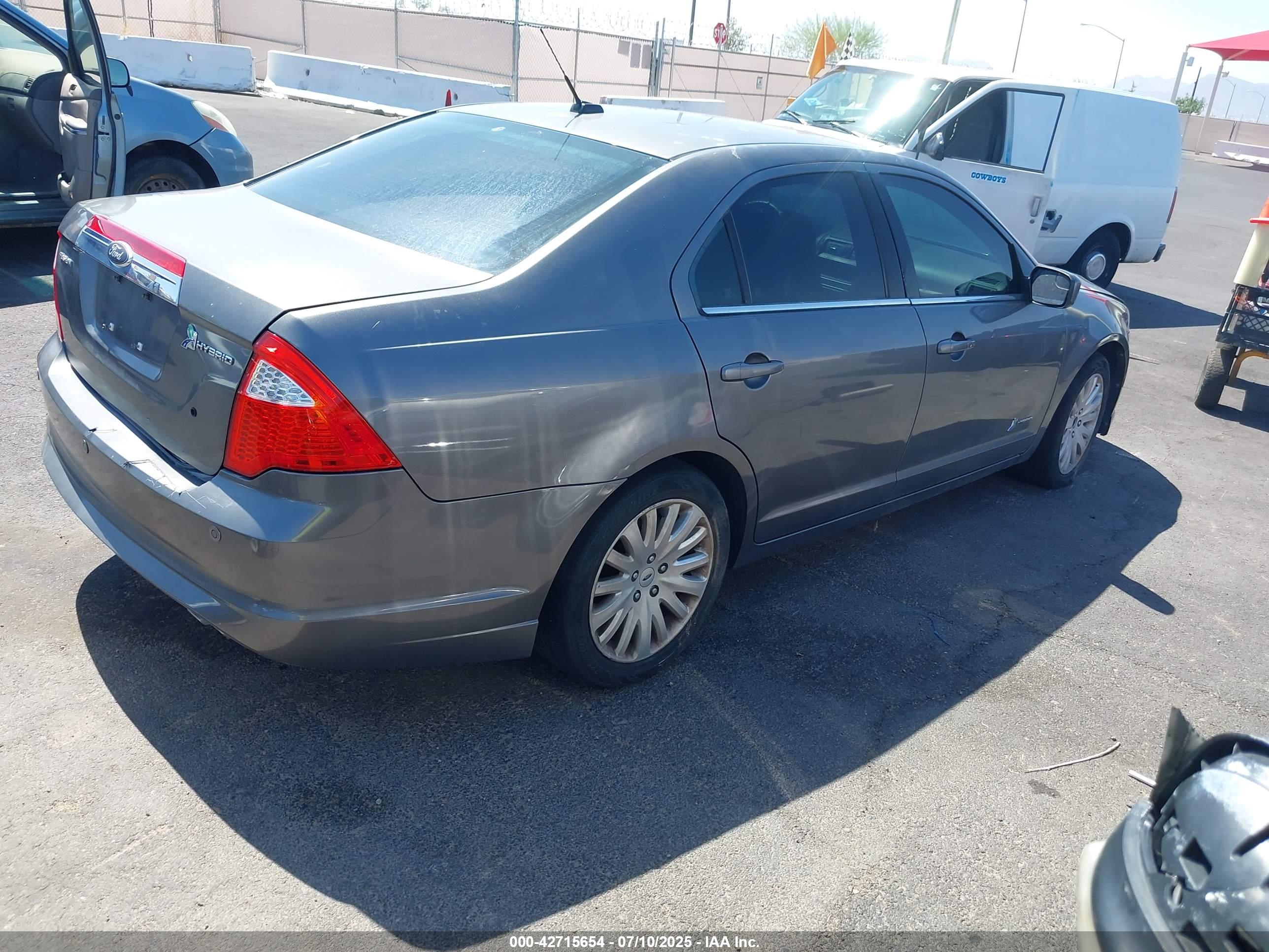 FORD FUSION image 4
