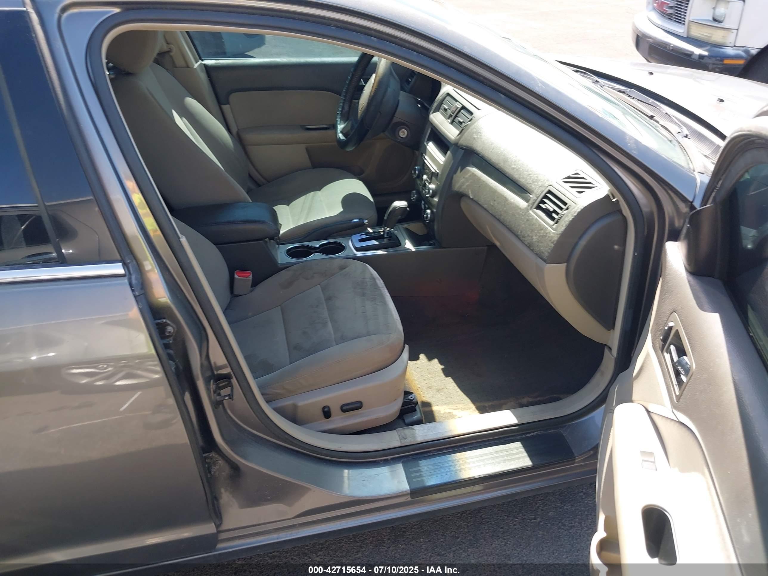 FORD FUSION image 5