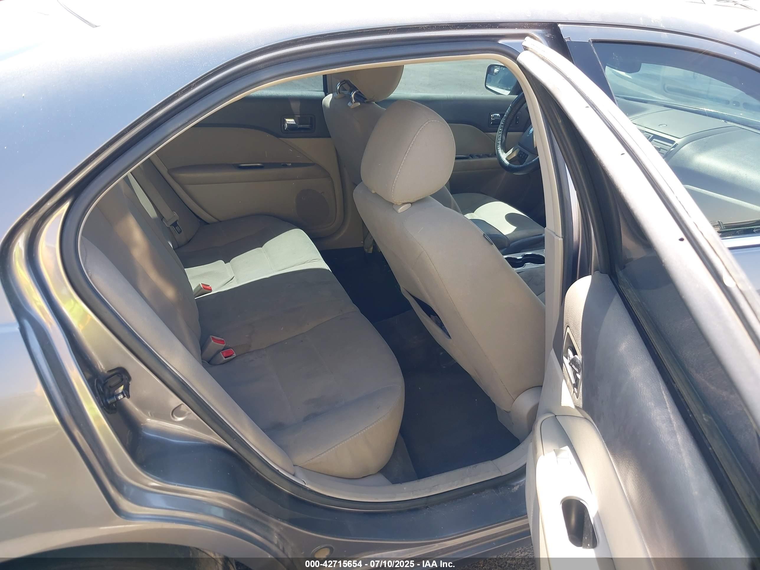 FORD FUSION image 8