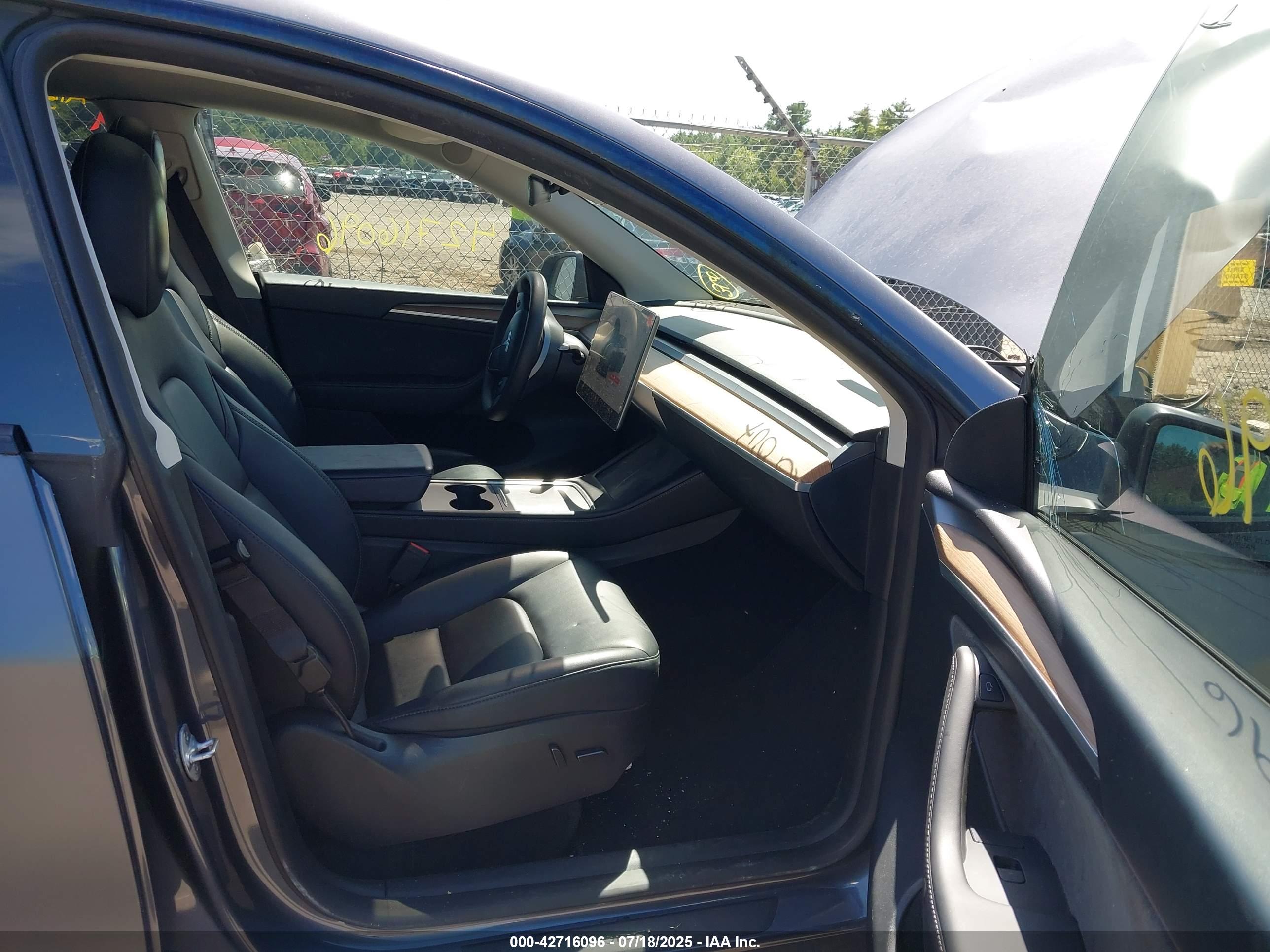 TESLA MODEL image 5