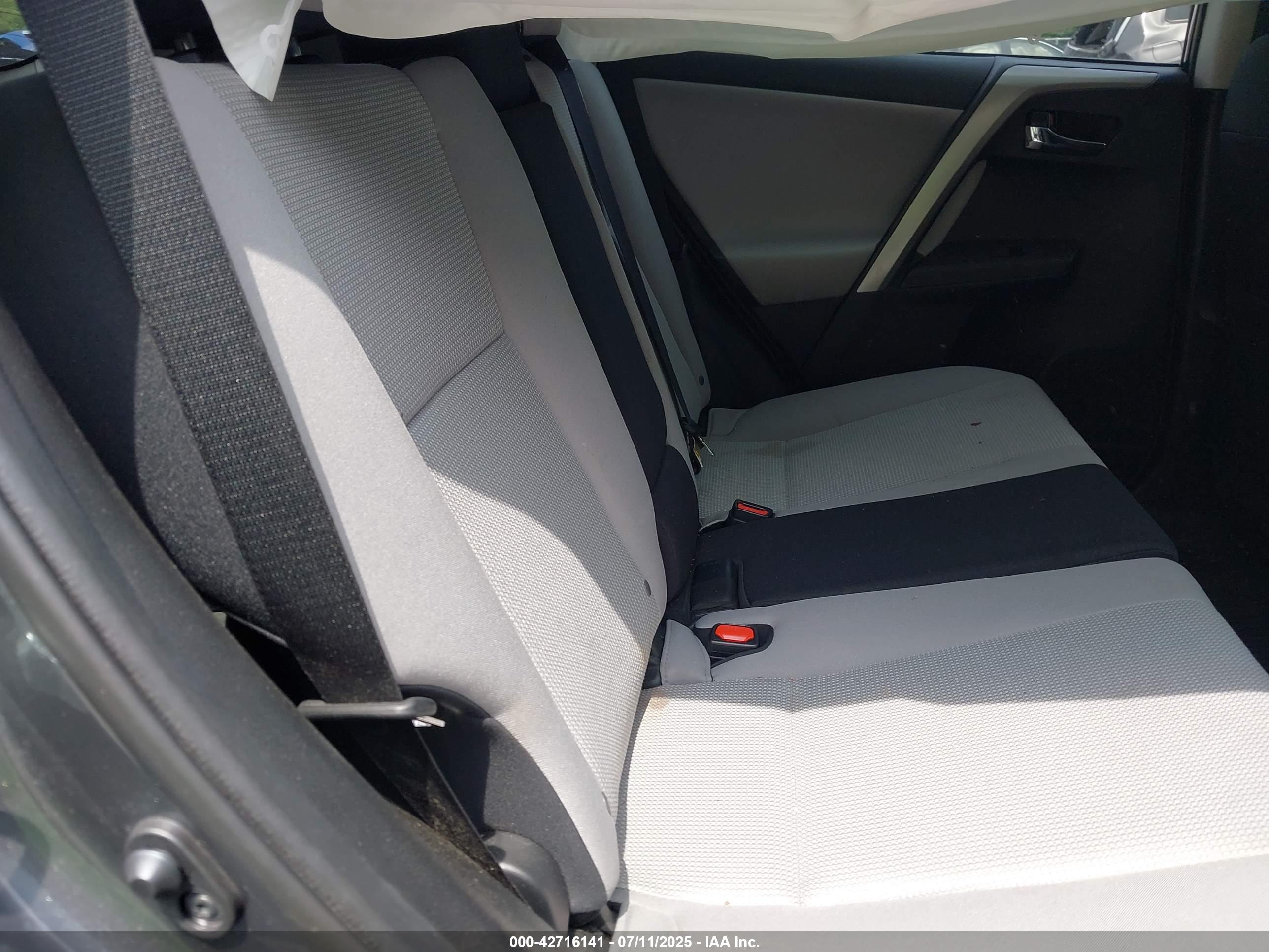 TOYOTA RAV4 image 8