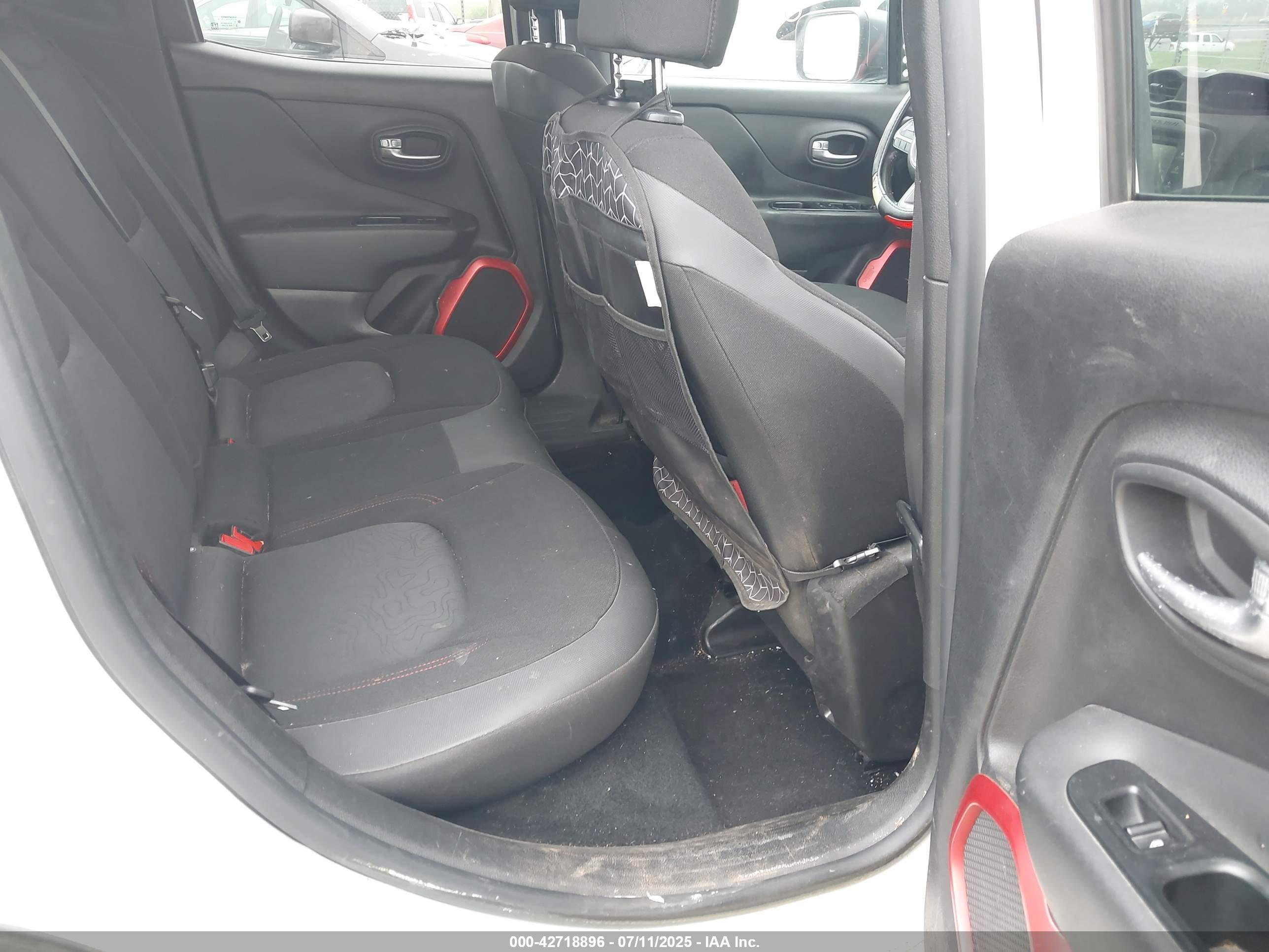 JEEP RENEGADE image 8