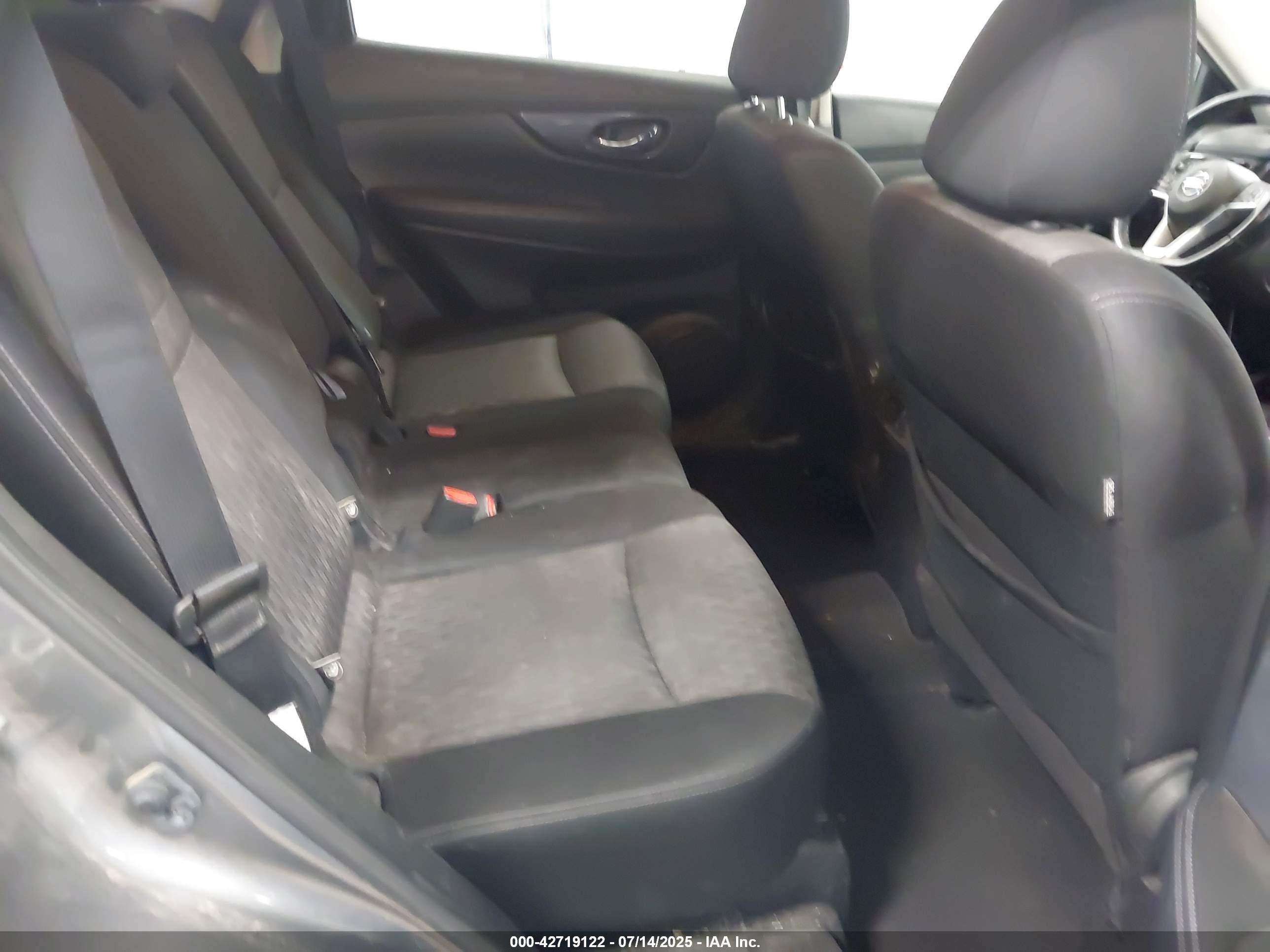 NISSAN ROGUE image 8
